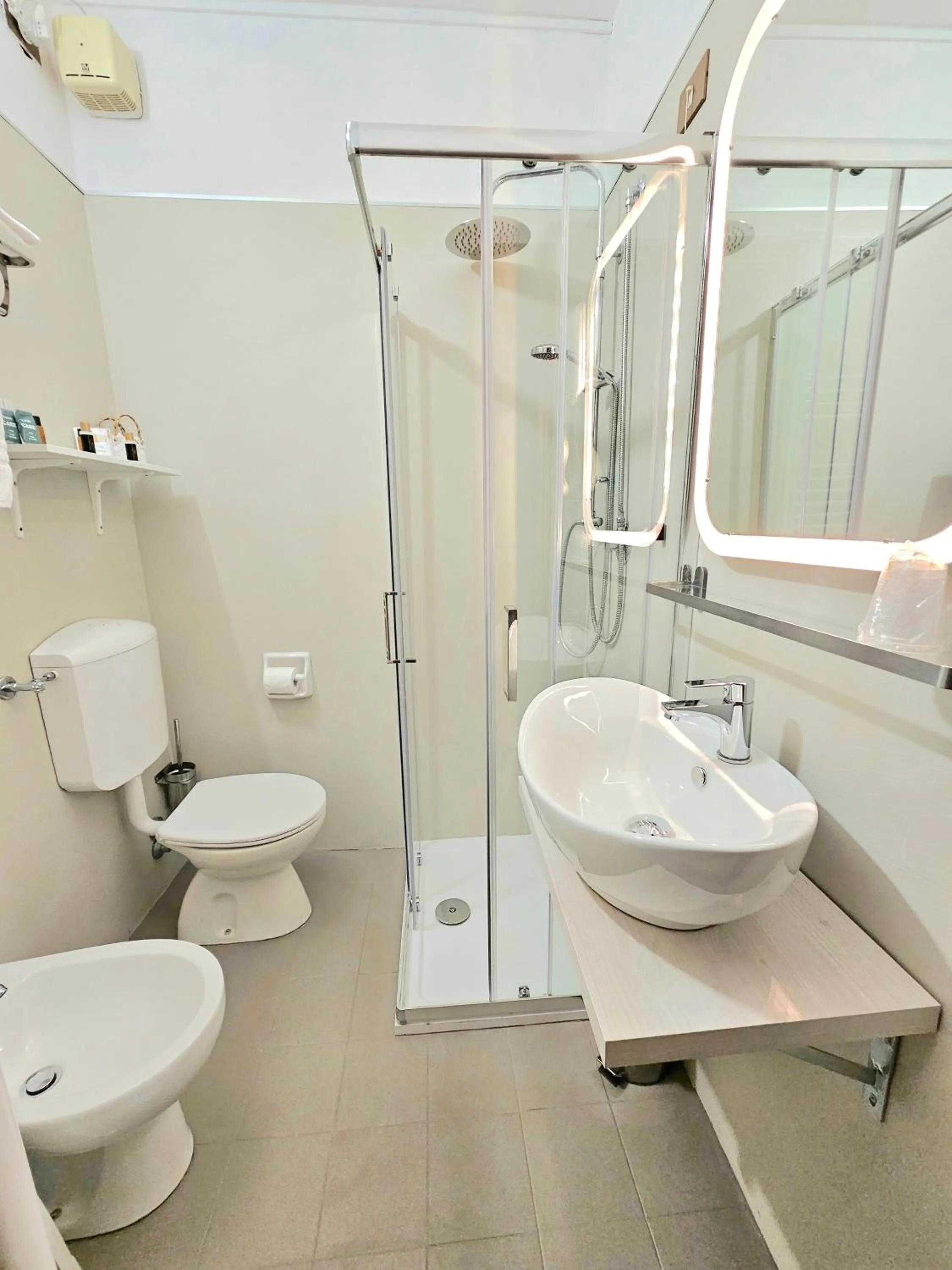 Bathroom in Hotel Tahiti