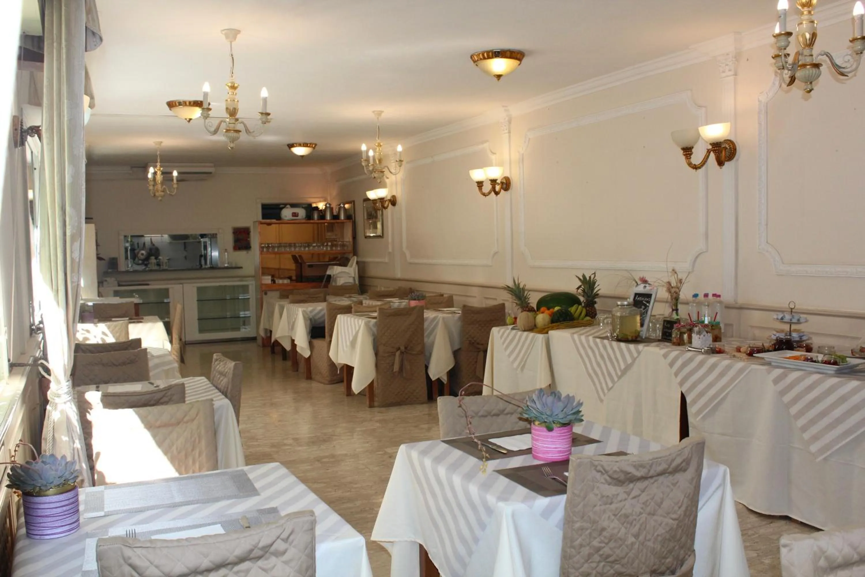 Restaurant/places to eat in Hotel Tahiti