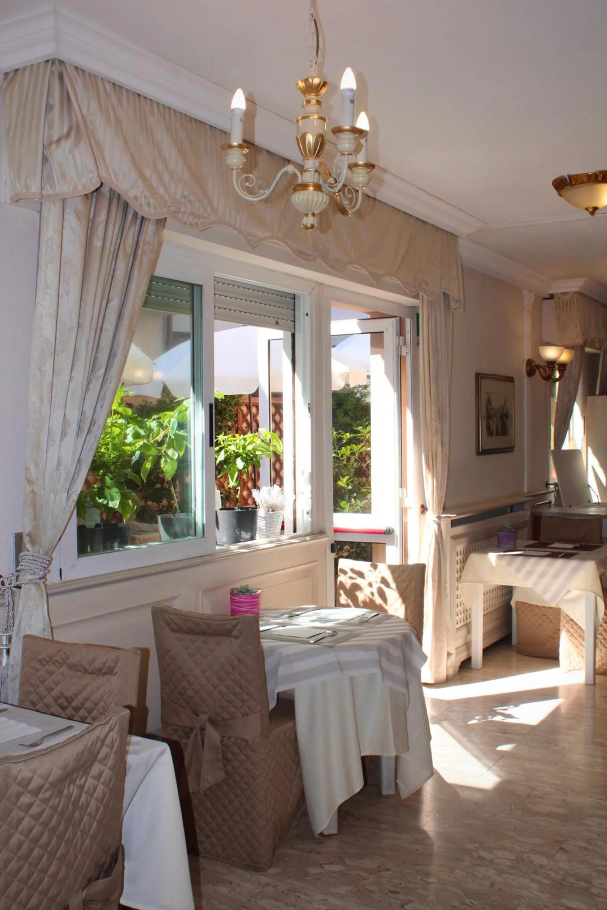 Restaurant/places to eat in Hotel Tahiti