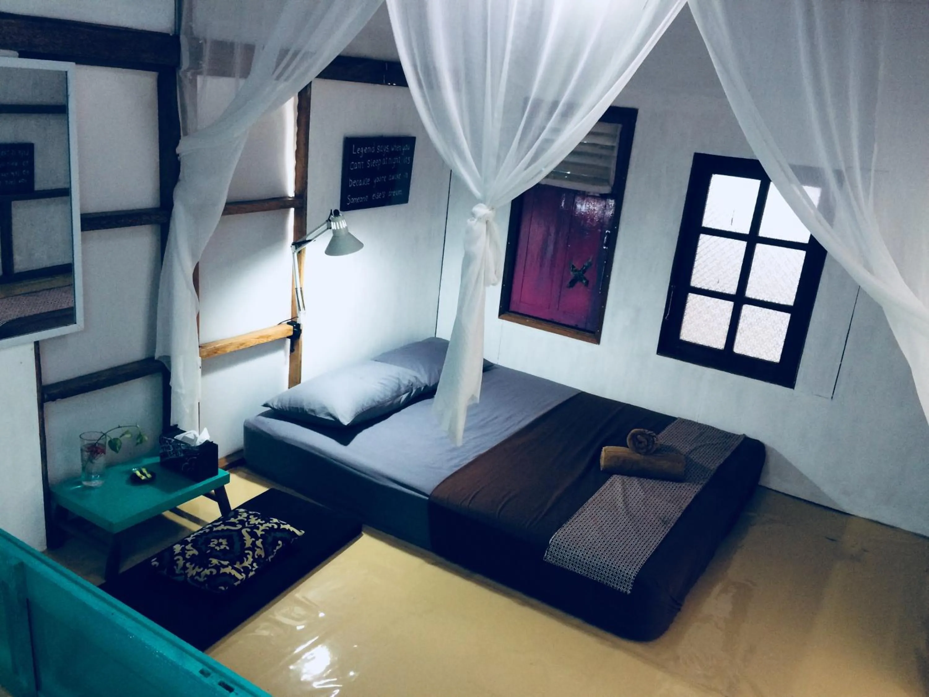 Night, Bed in Yez Yez Yez All Good Hostel