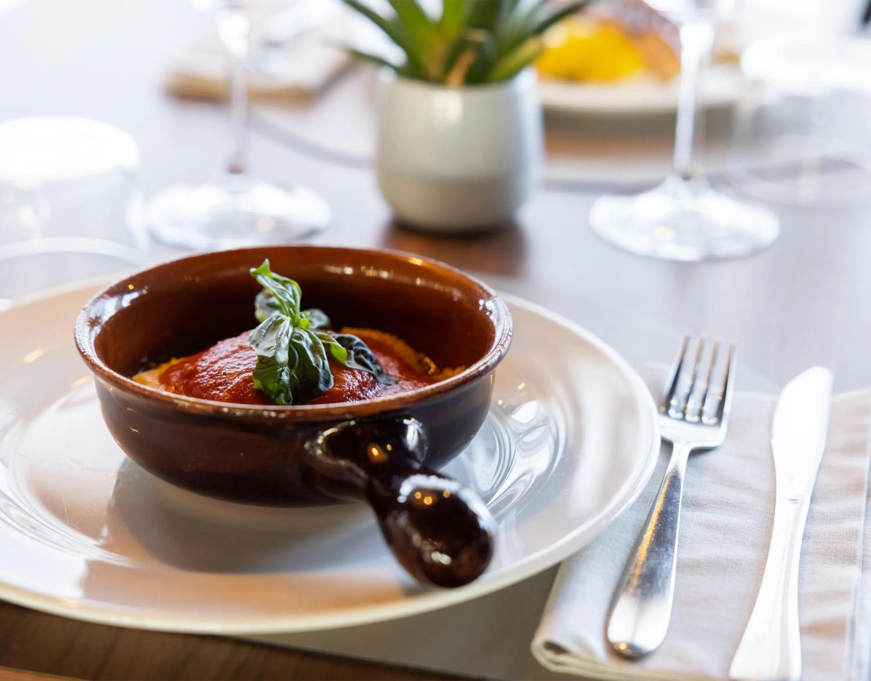 Restaurant/places to eat in Hotel Constellation