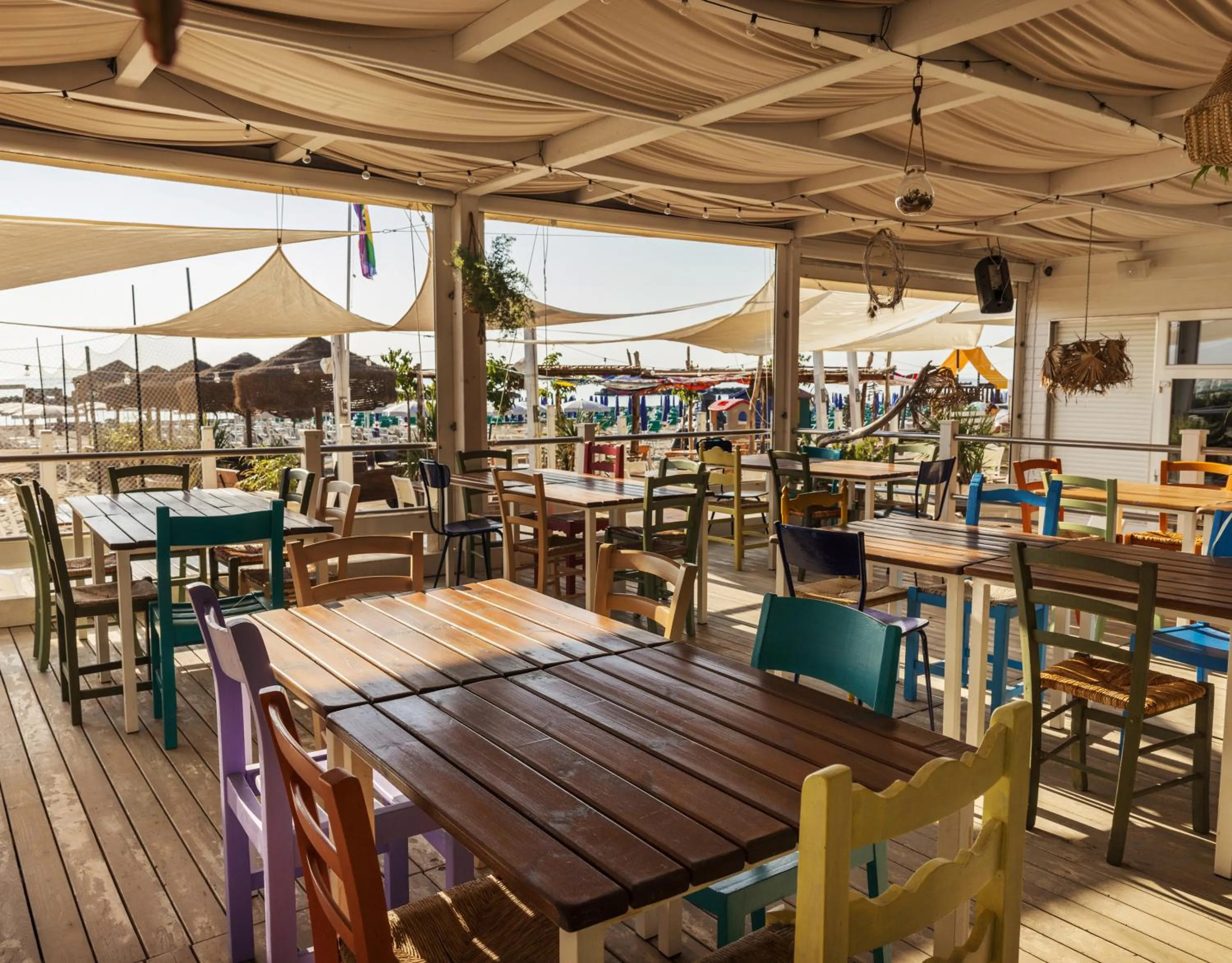 Restaurant/places to eat in Hotel Constellation