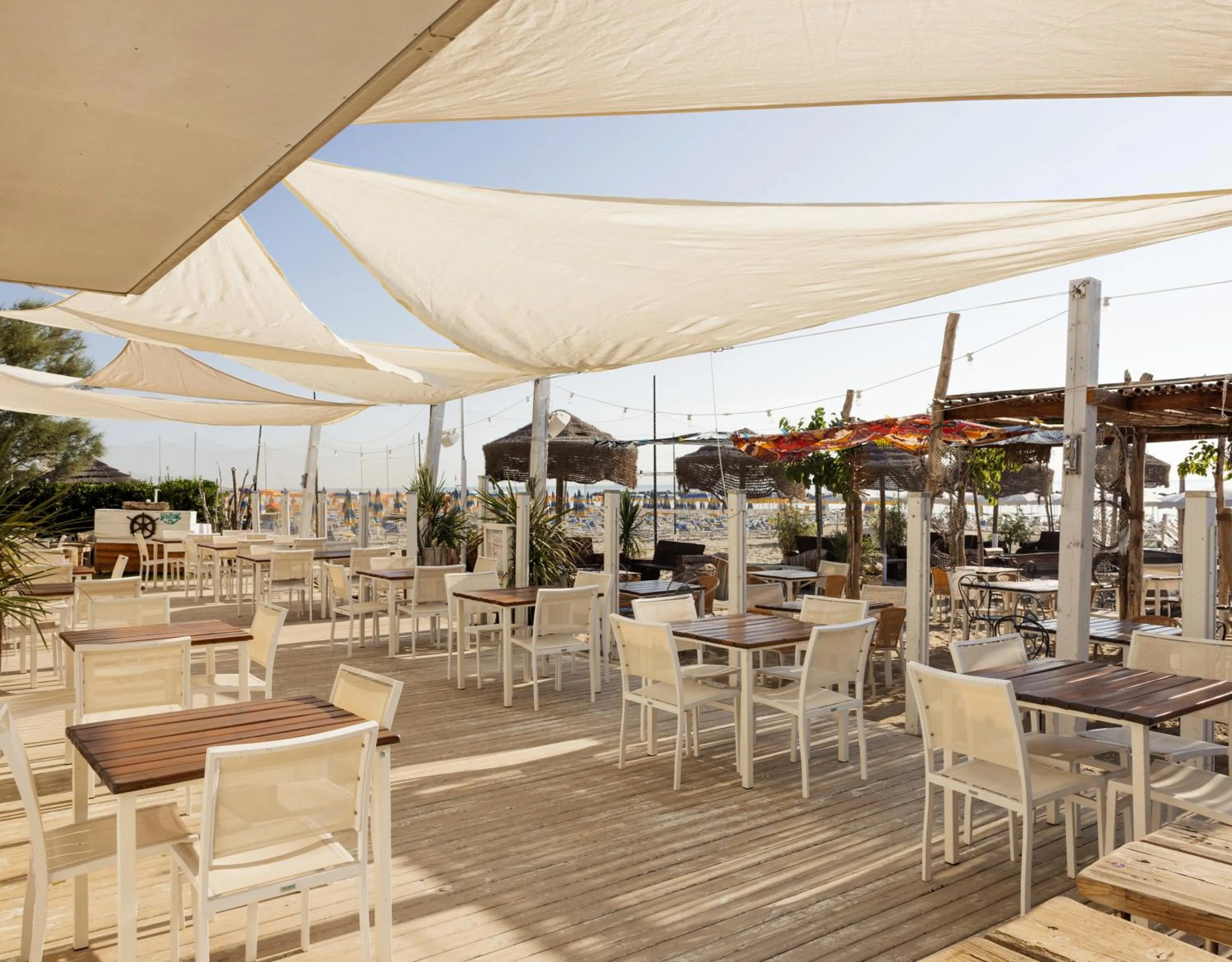 Restaurant/places to eat in Hotel Constellation