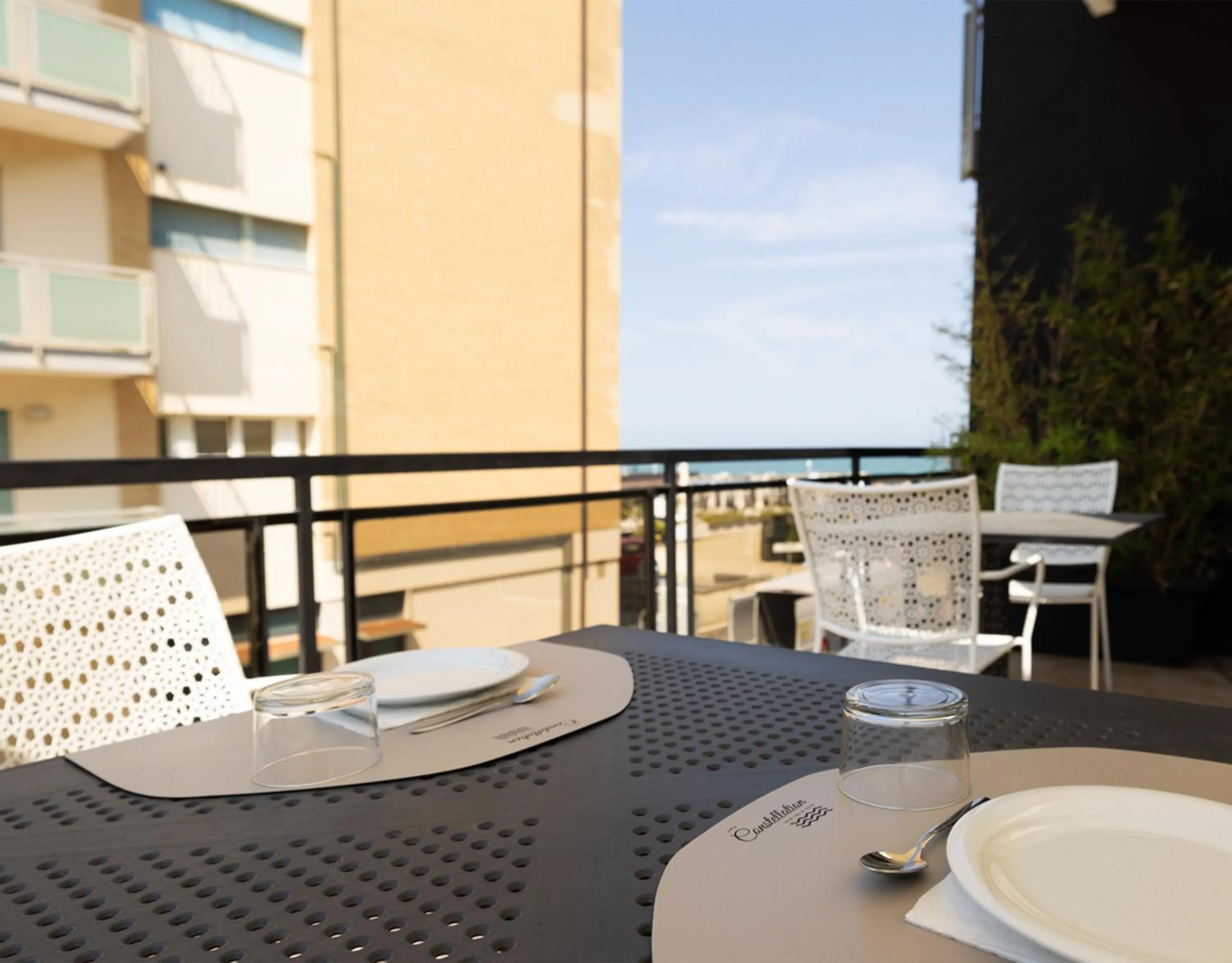 Restaurant/places to eat in Hotel Constellation