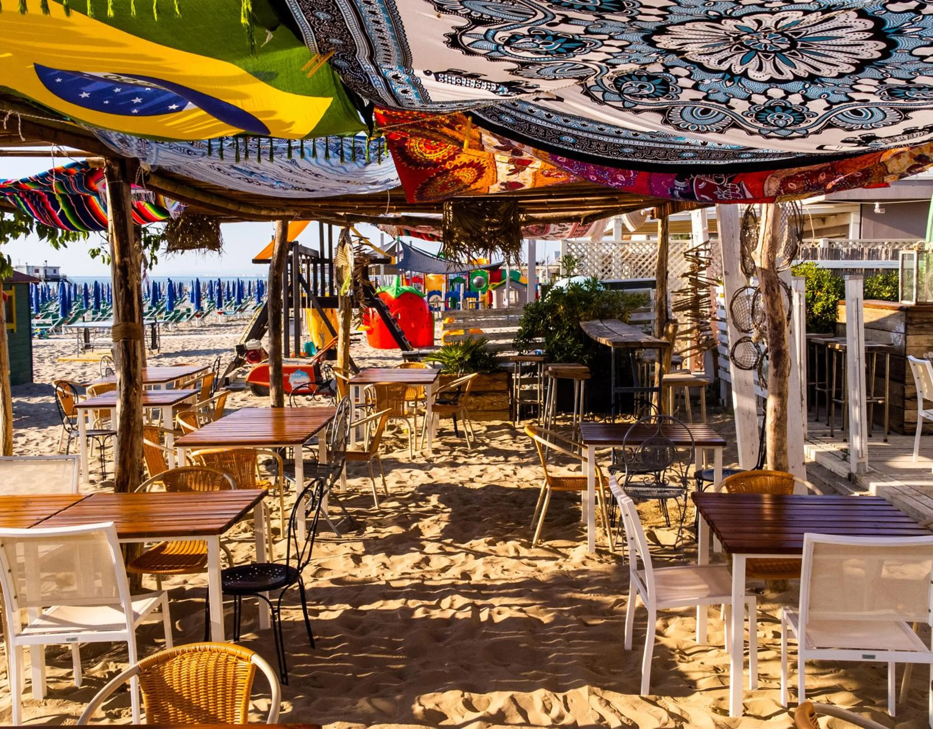 Restaurant/places to eat in Hotel Constellation