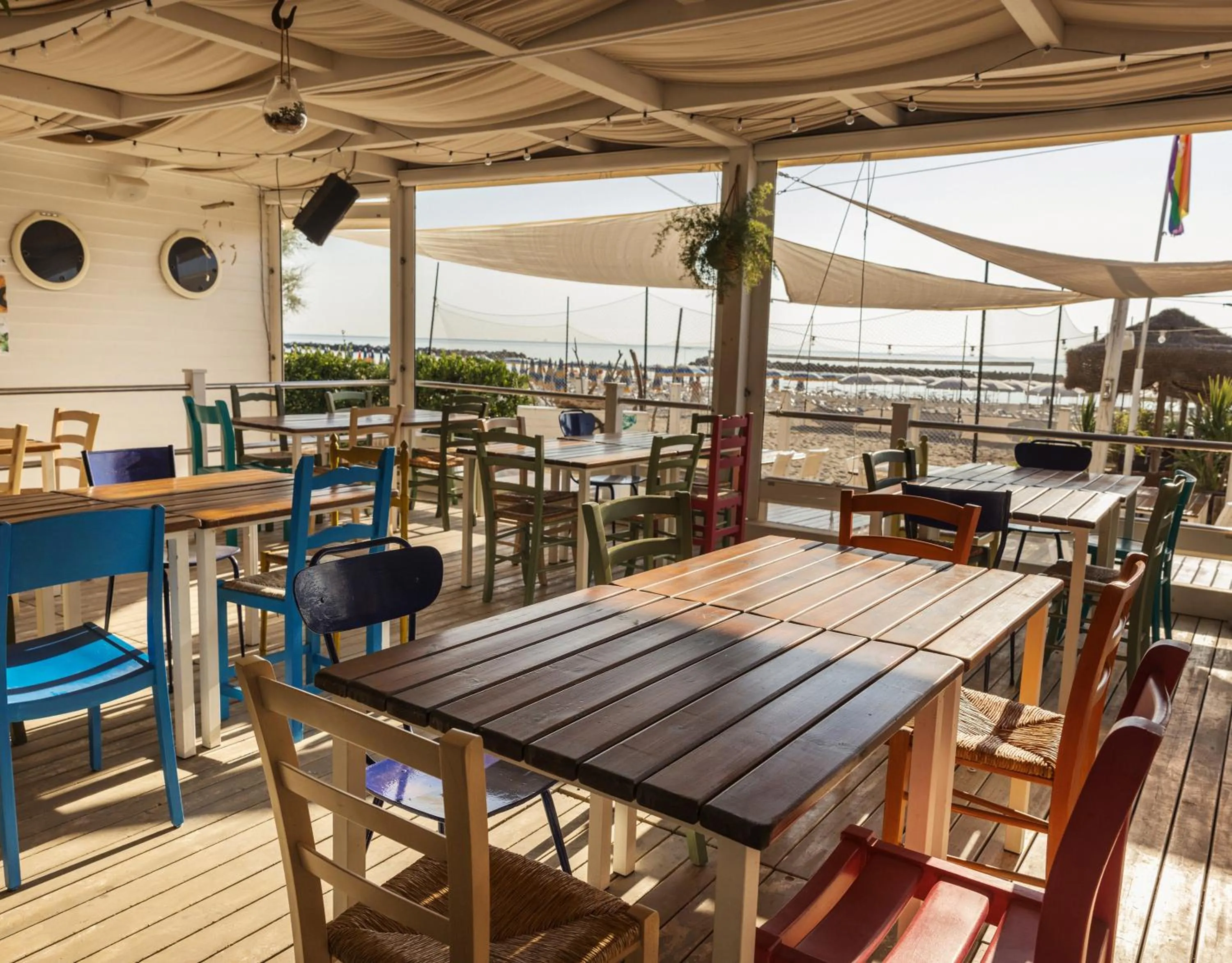 Restaurant/places to eat in Hotel Constellation