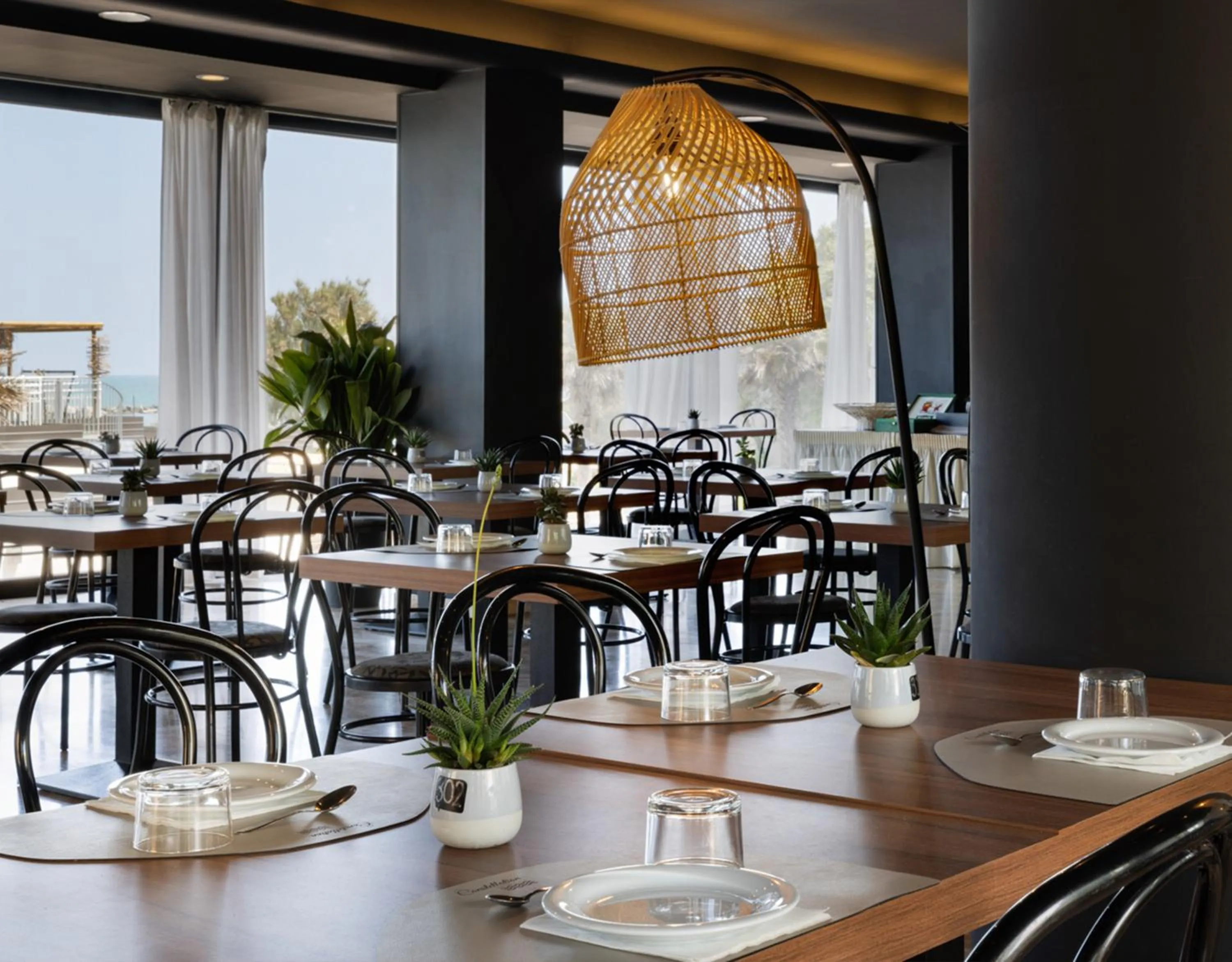 Restaurant/places to eat in Hotel Constellation