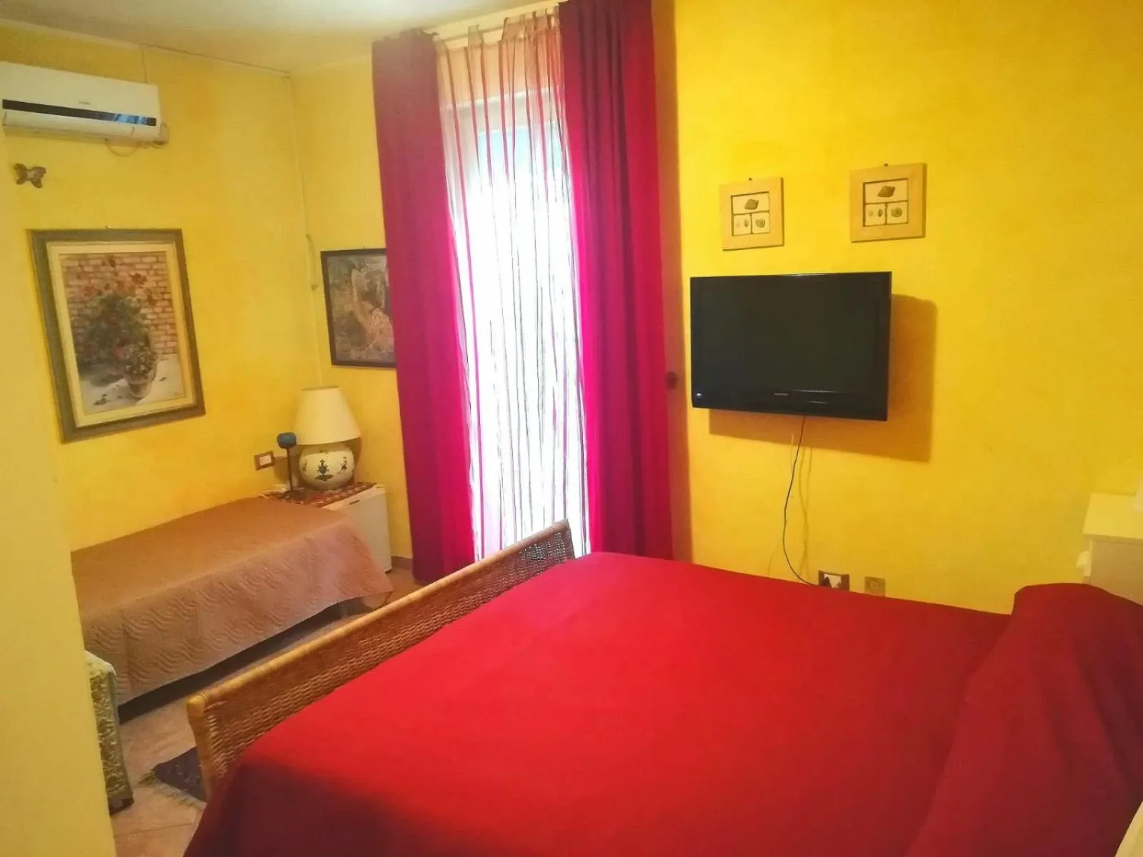 TV/Entertainment Center in B&B Amici Miei