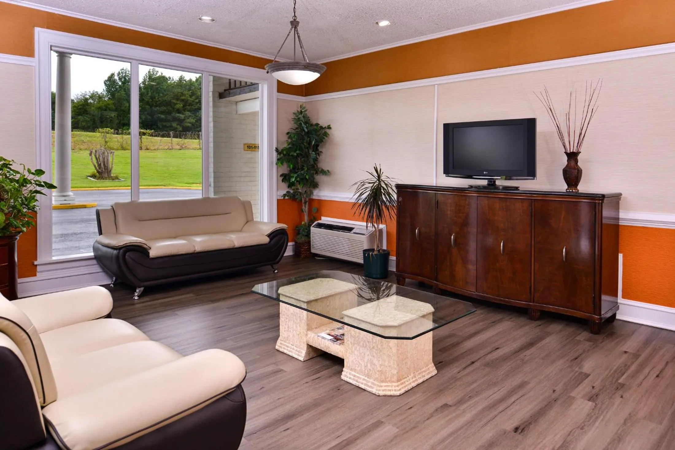 Communal lounge/ TV room in Americas Best Value Inn Richmond South