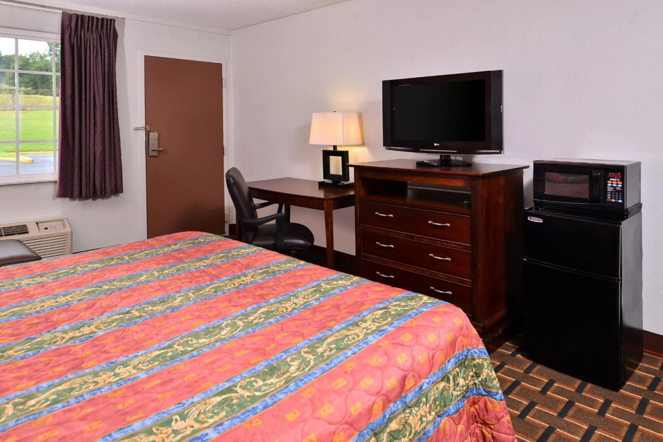 Bedroom, Bed in Americas Best Value Inn Richmond South