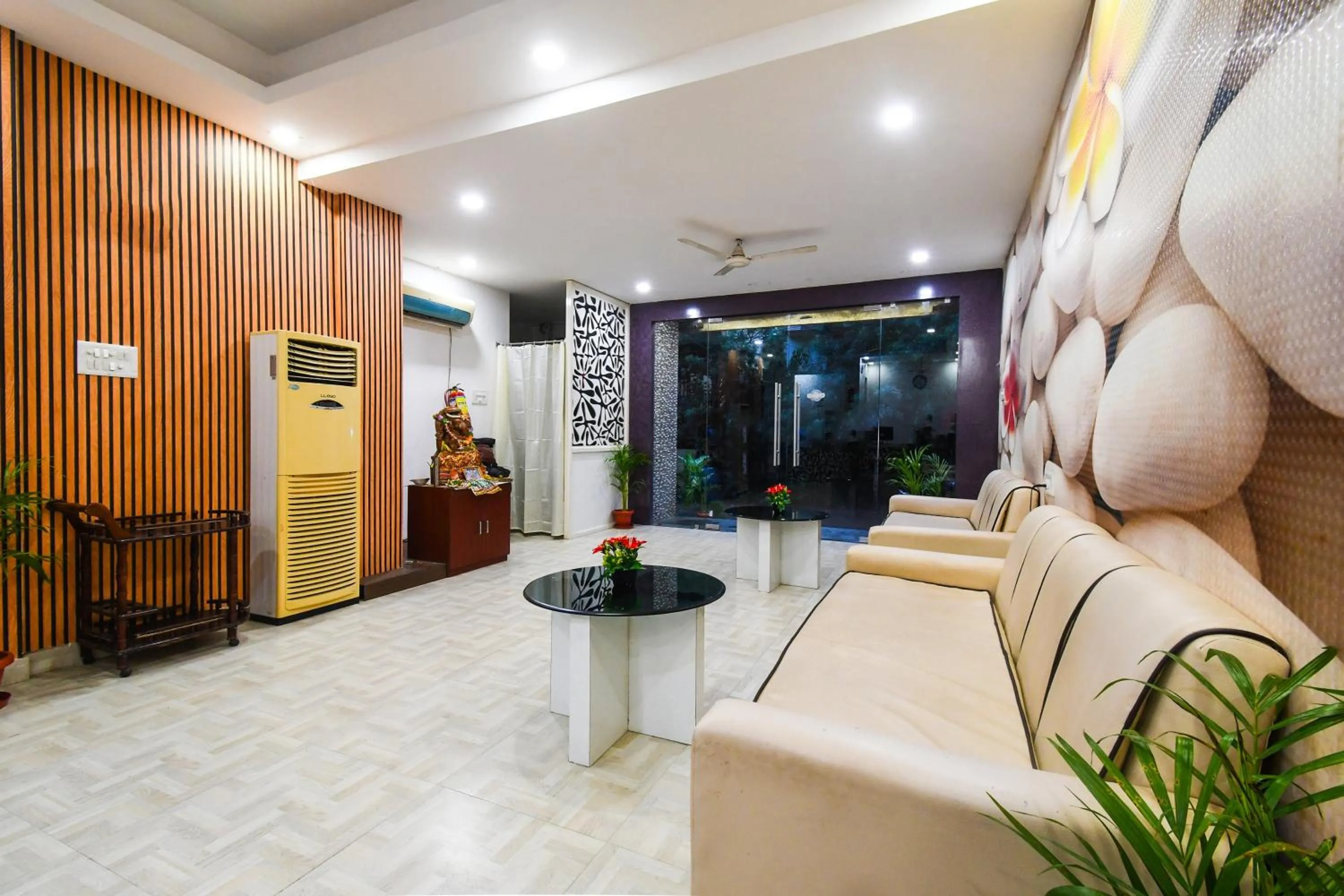 Lobby or reception in Townhouse Best Inn