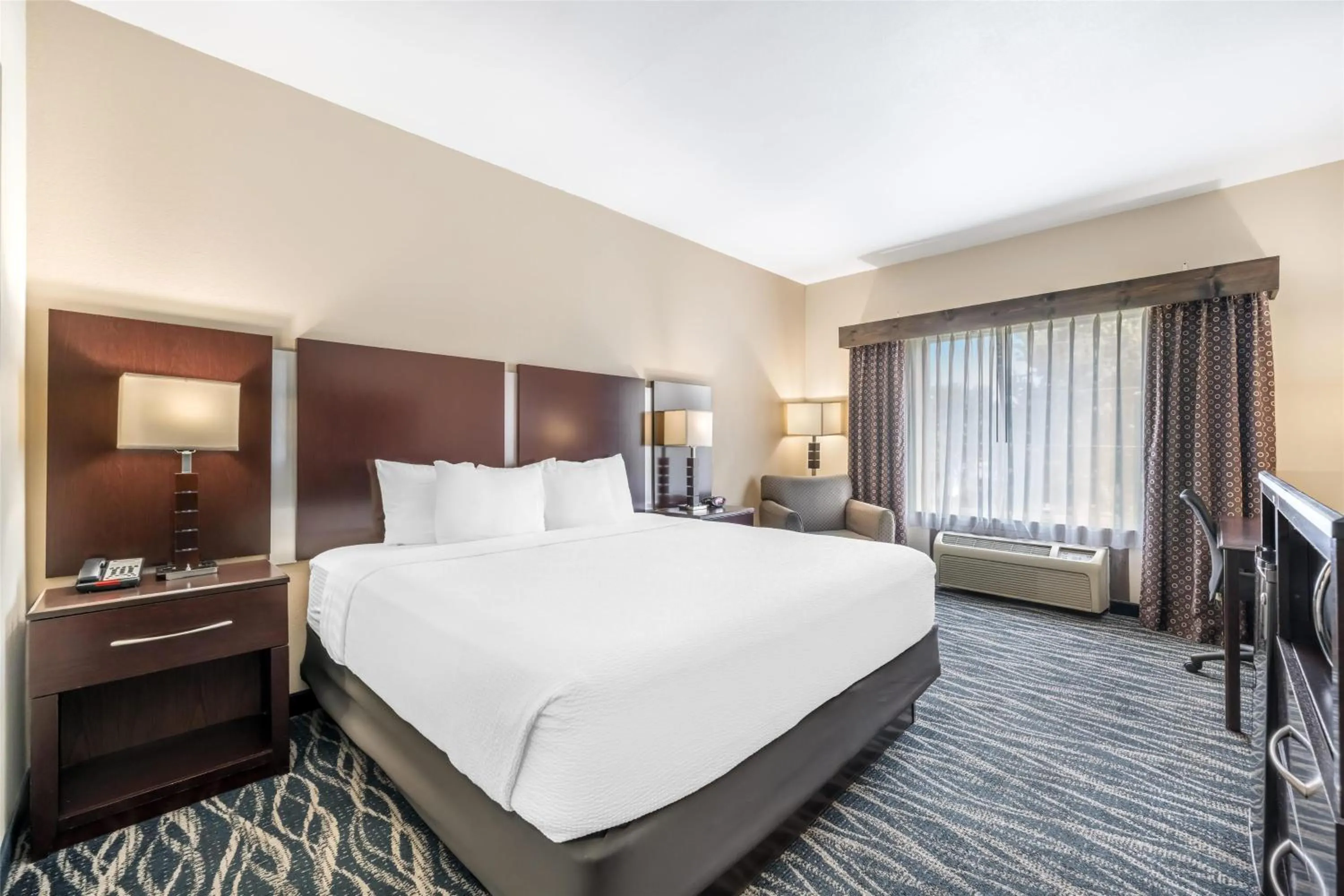 Bedroom, Bed in Best Western Plus Eastgate Inn & Suites