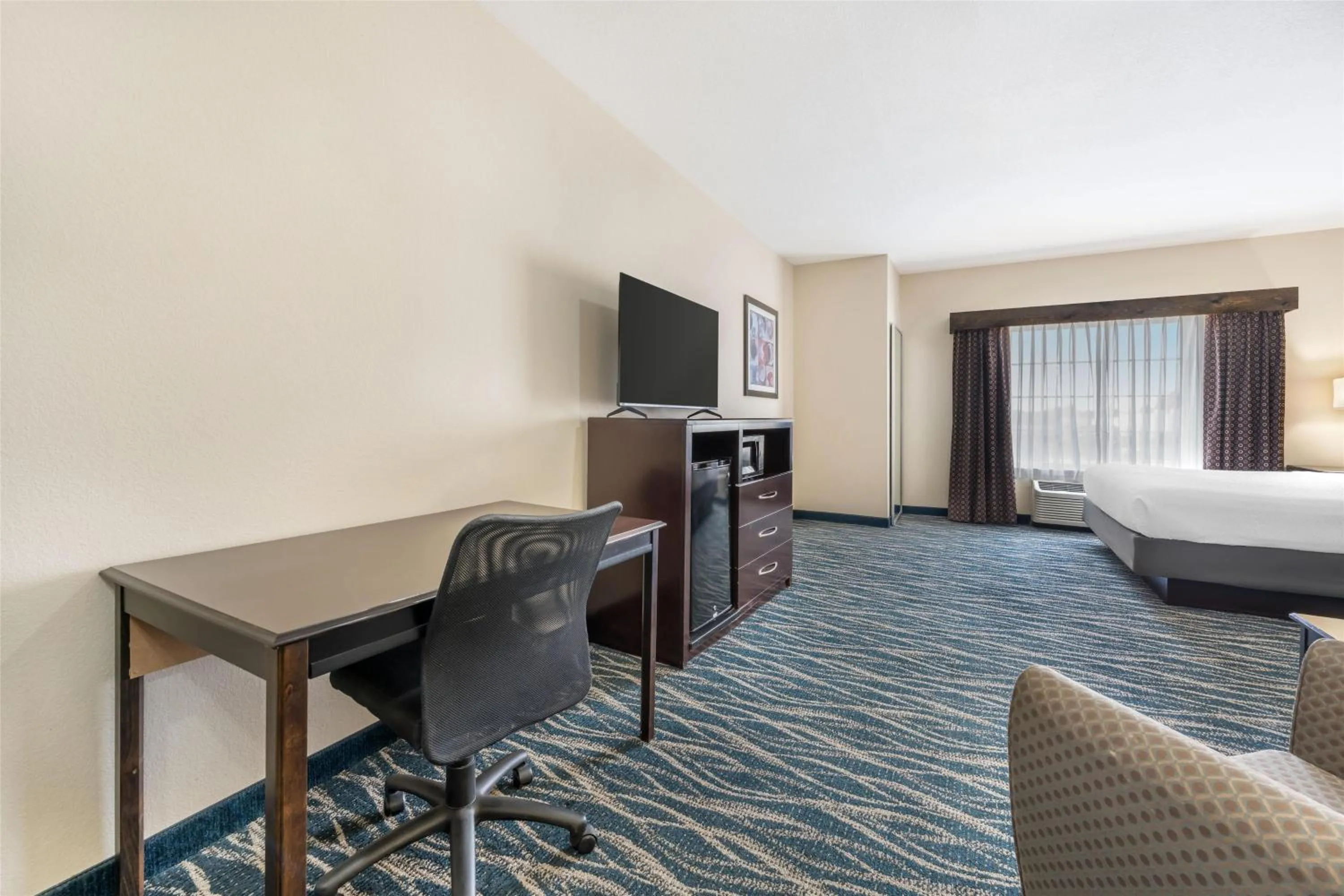 Photo of the whole room, Bed in Best Western Plus Eastgate Inn & Suites