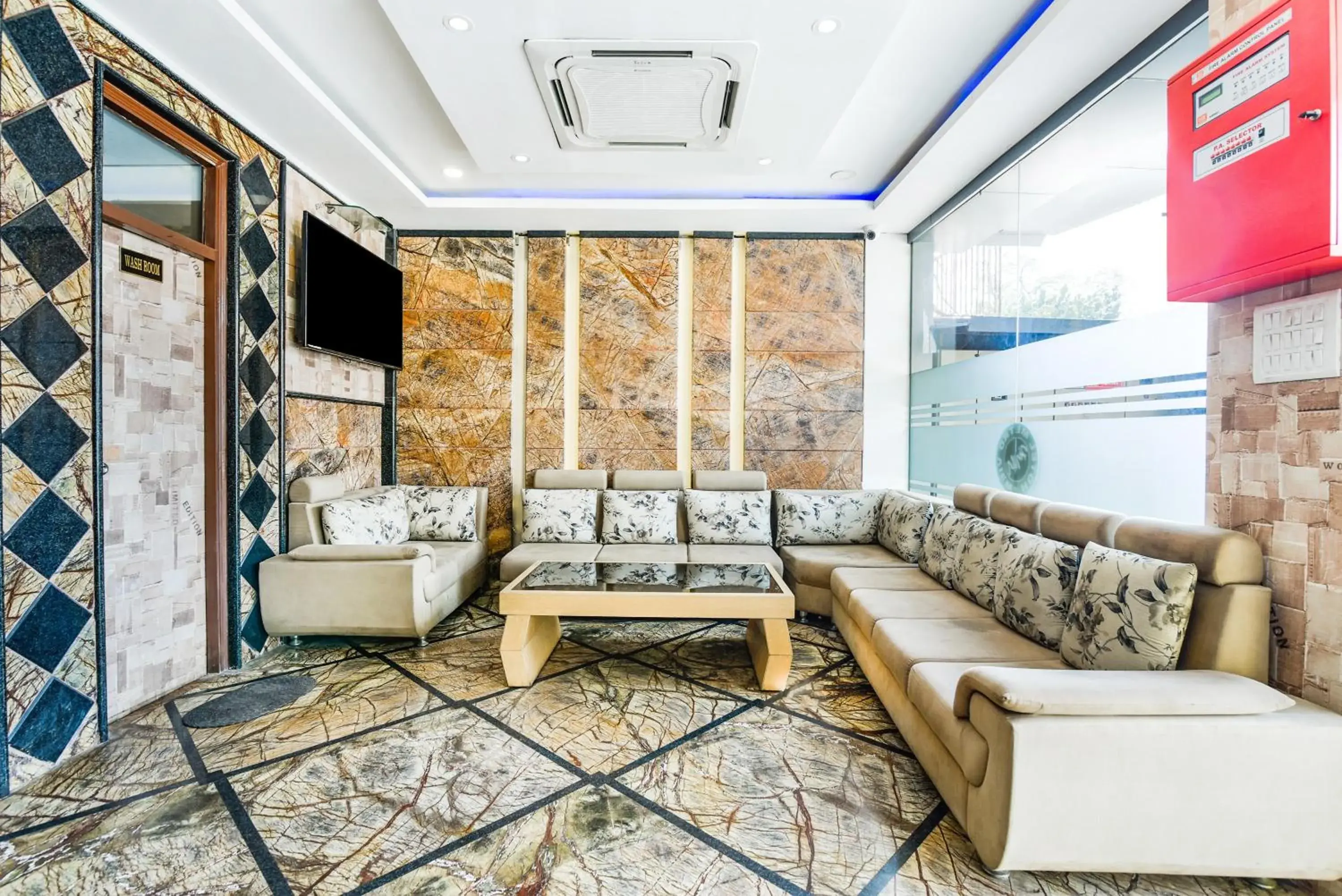 Seating area in FabHotel Metro View Seating area in FabHotel Metro View