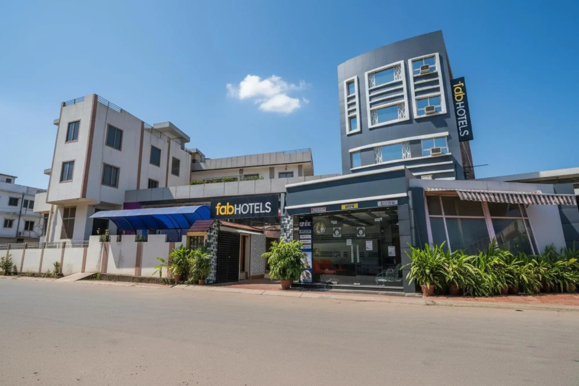 Property building in FabHotel Metro View Property building in FabHotel Metro View