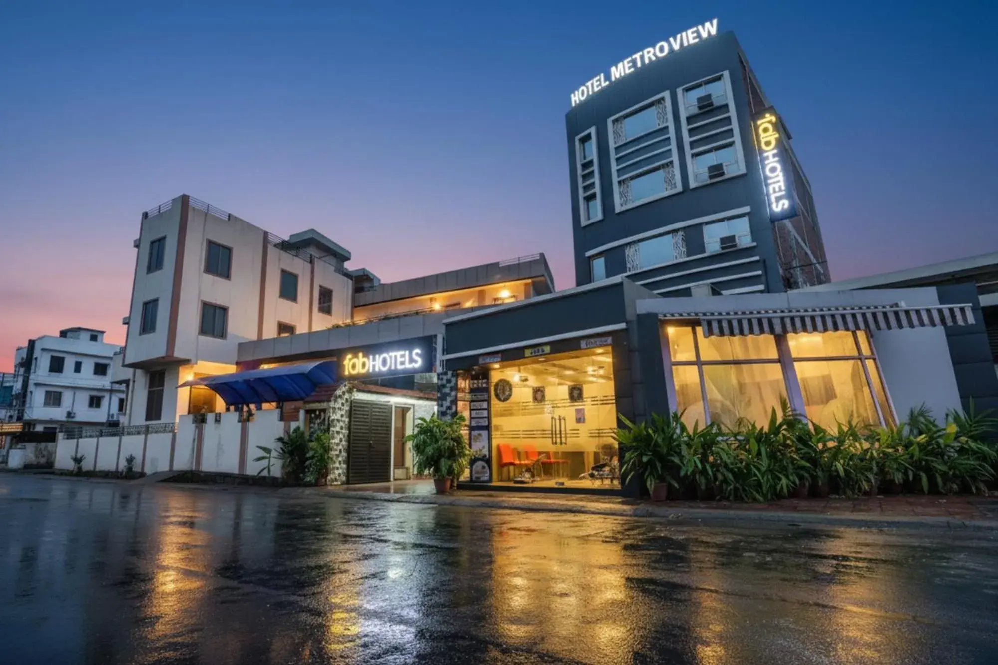 Property building in FabHotel Metro View Property building in FabHotel Metro View