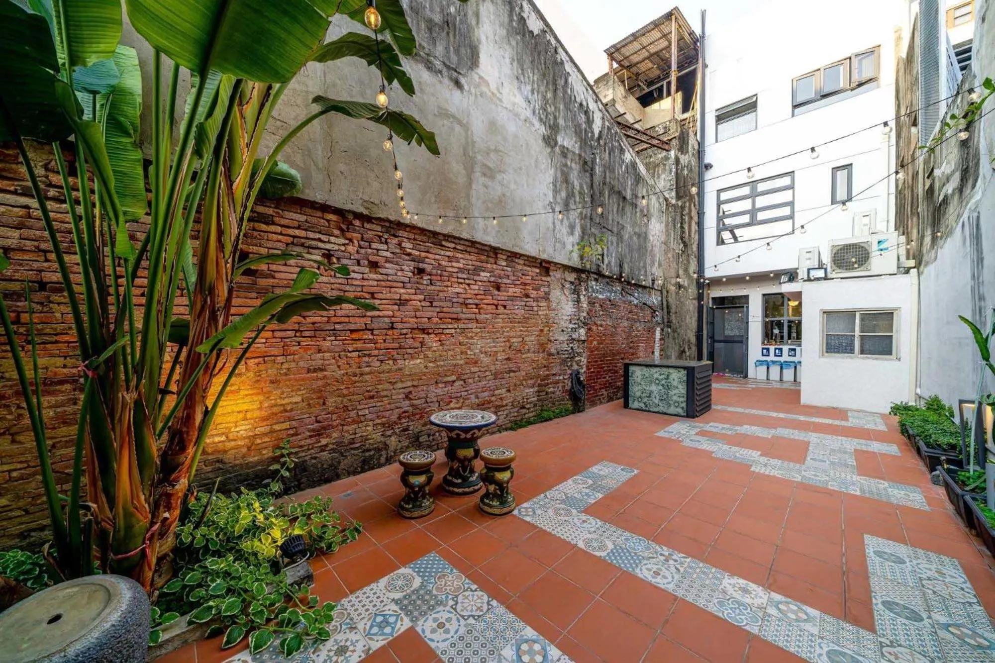 Property building in 樂客背包旅棧 Local Backpacker Hostel