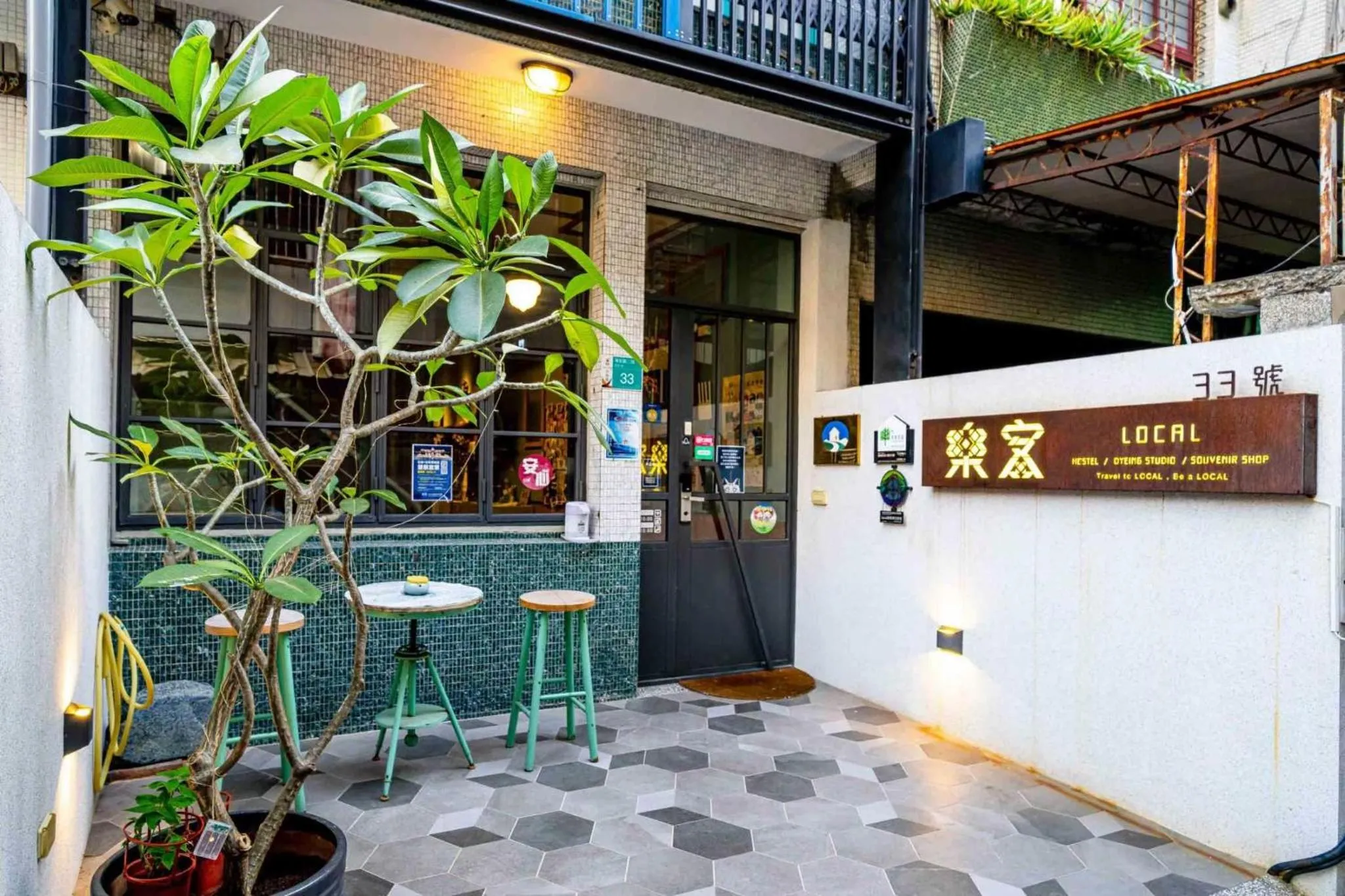 Facade/entrance in 樂客背包旅棧 Local Backpacker Hostel