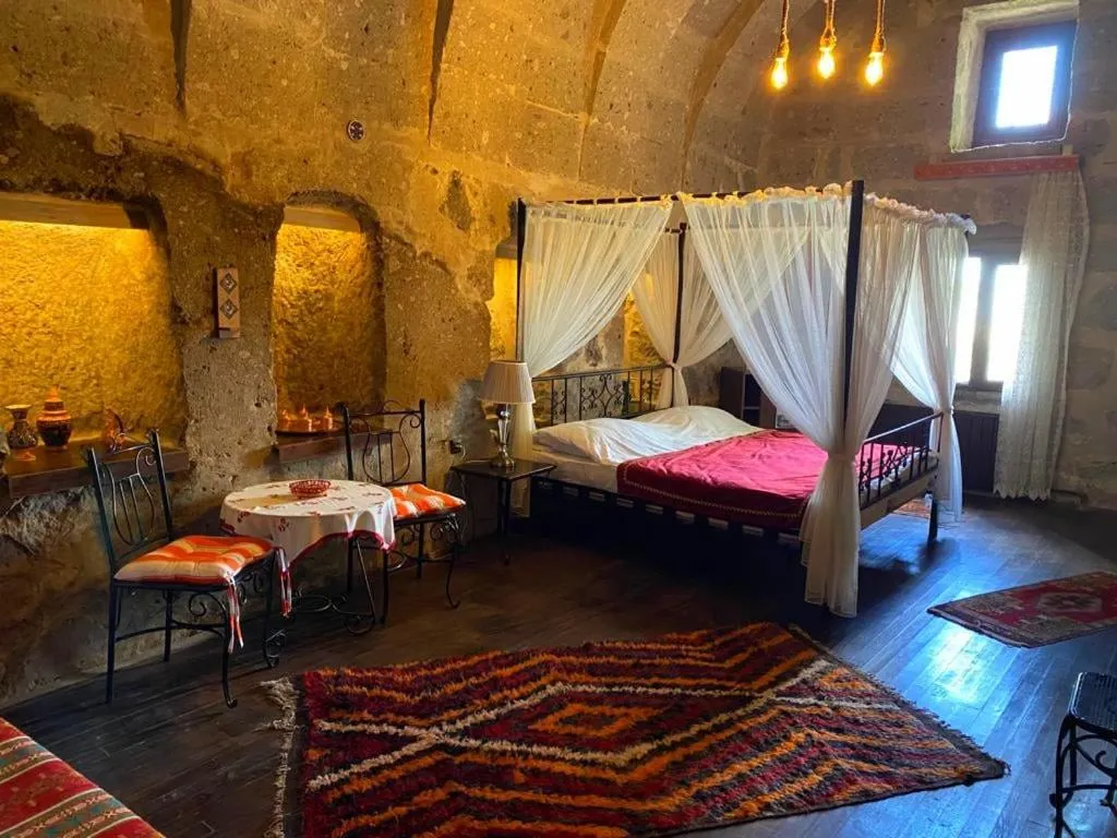 Photo of the whole room, Bed in Kapadokya Ihlara Konaklari & Caves