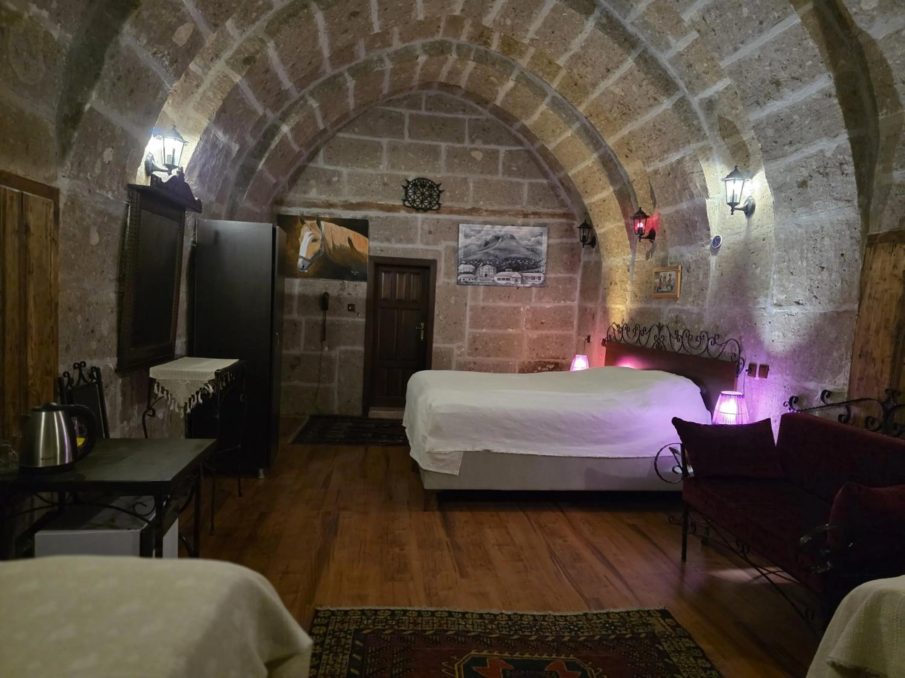 Photo of the whole room, Bed in Kapadokya Ihlara Konaklari & Caves