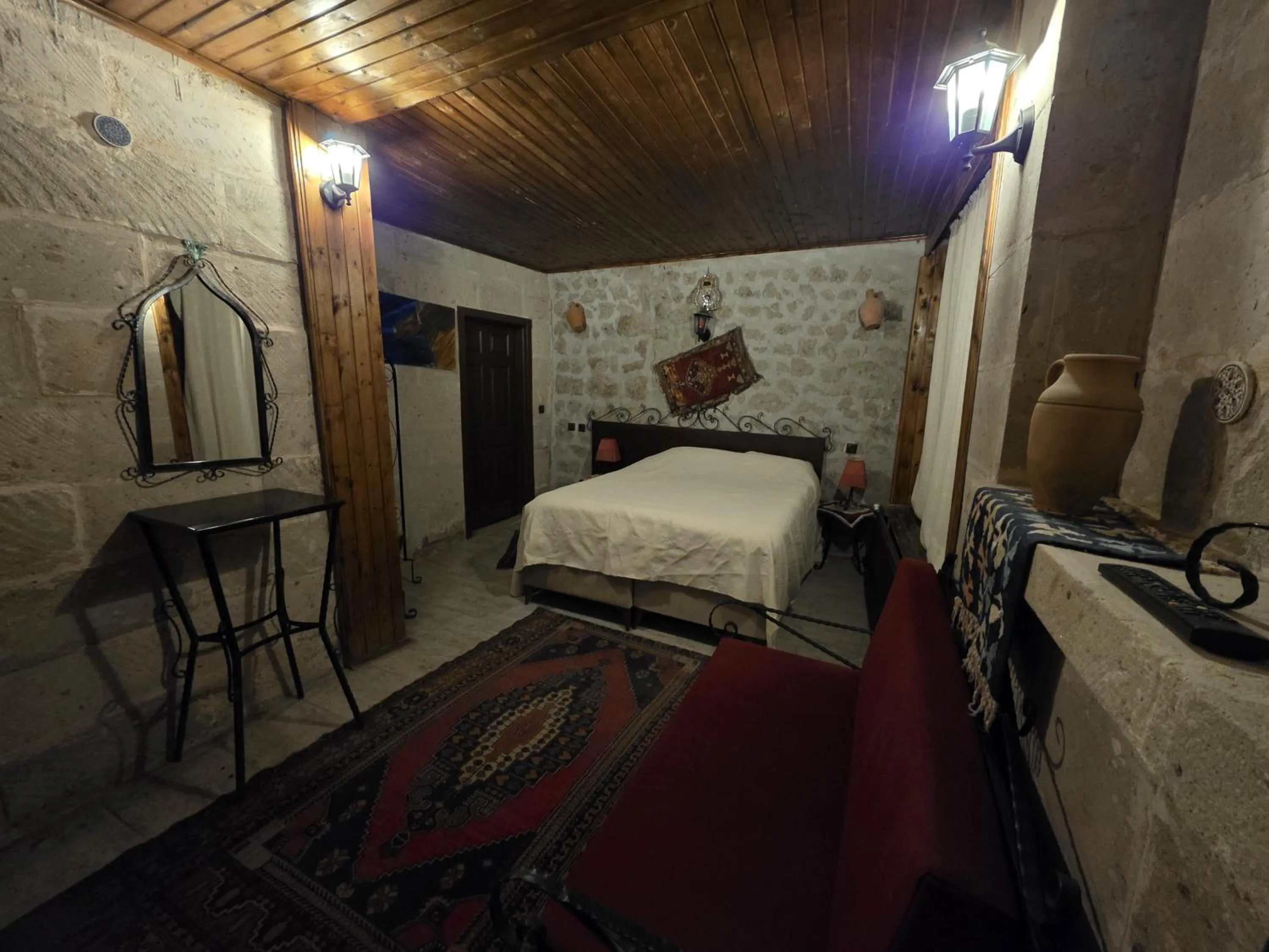 Photo of the whole room, Bed in Kapadokya Ihlara Konaklari & Caves
