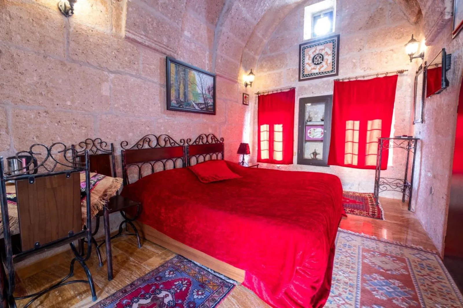 Photo of the whole room, Bed in Kapadokya Ihlara Konaklari & Caves
