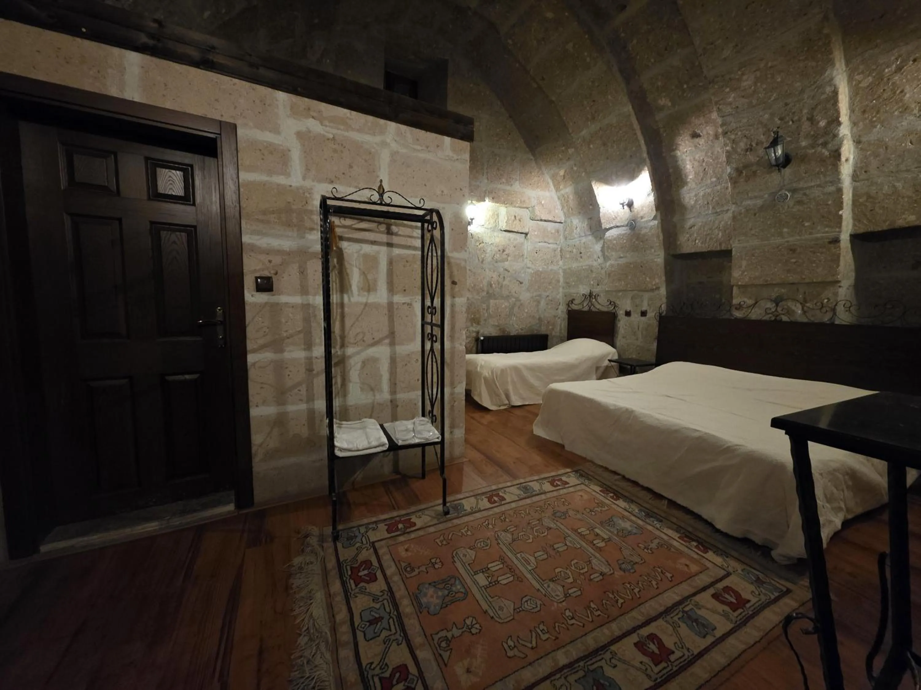 Photo of the whole room, Bed in Kapadokya Ihlara Konaklari & Caves