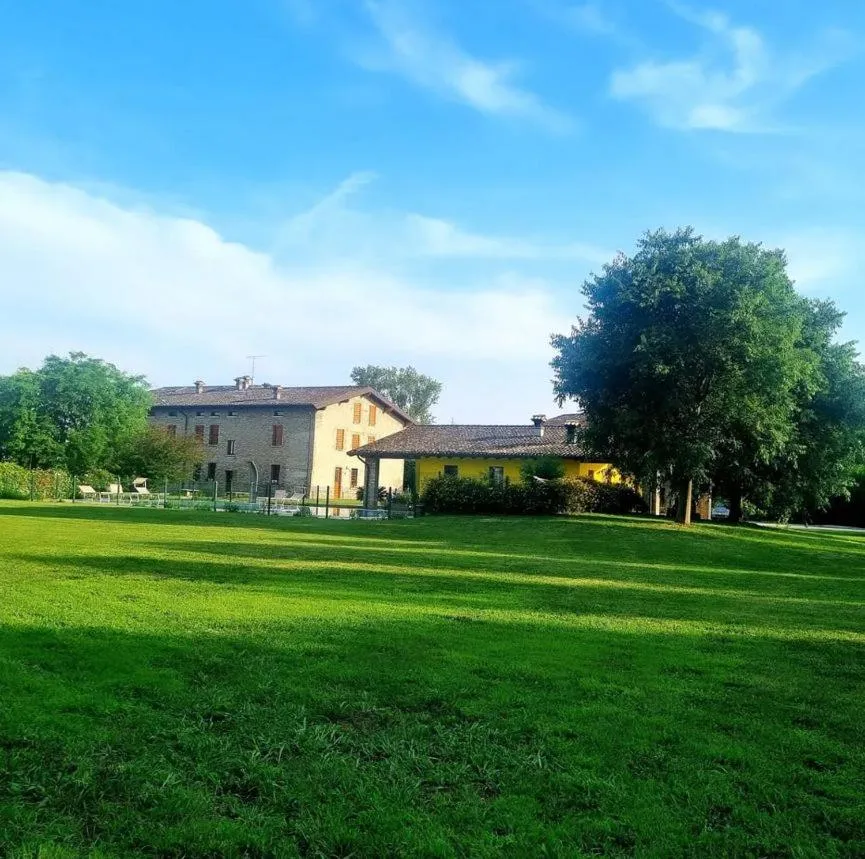 Inner courtyard view in La Garzaga Turismo Rurale