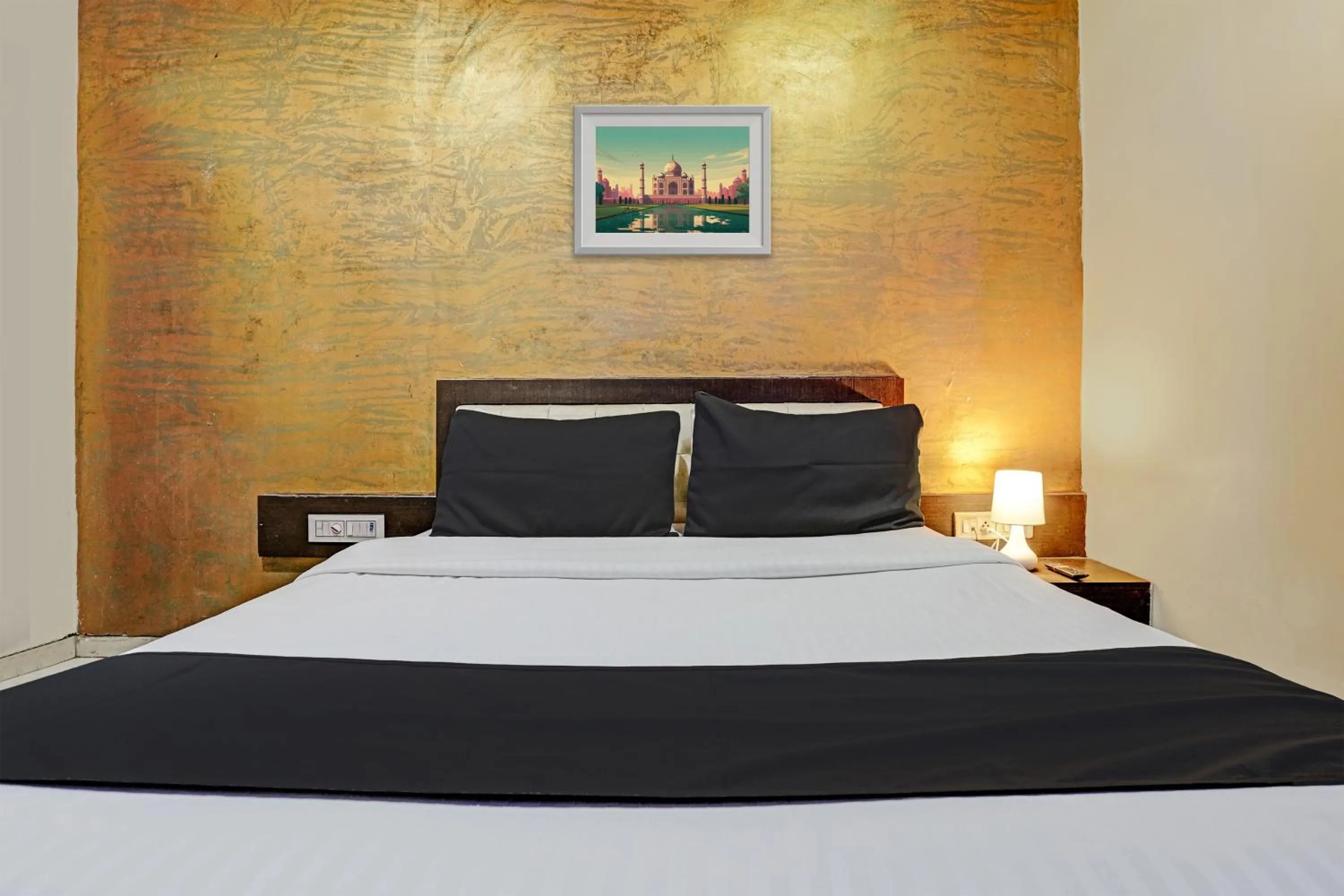 Bedroom, Bed in Hotel O Lotus Residency Near Anand Nagar Metro Station