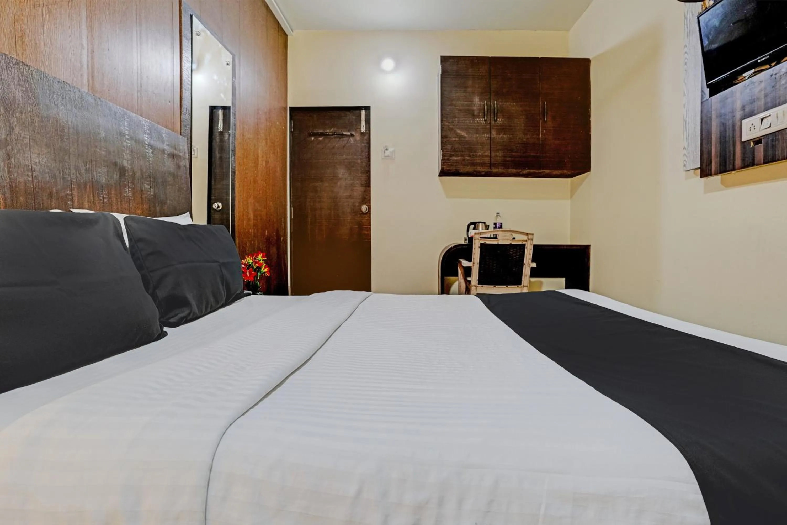 Bedroom, Bed in Hotel O Lotus Residency Near Anand Nagar Metro Station