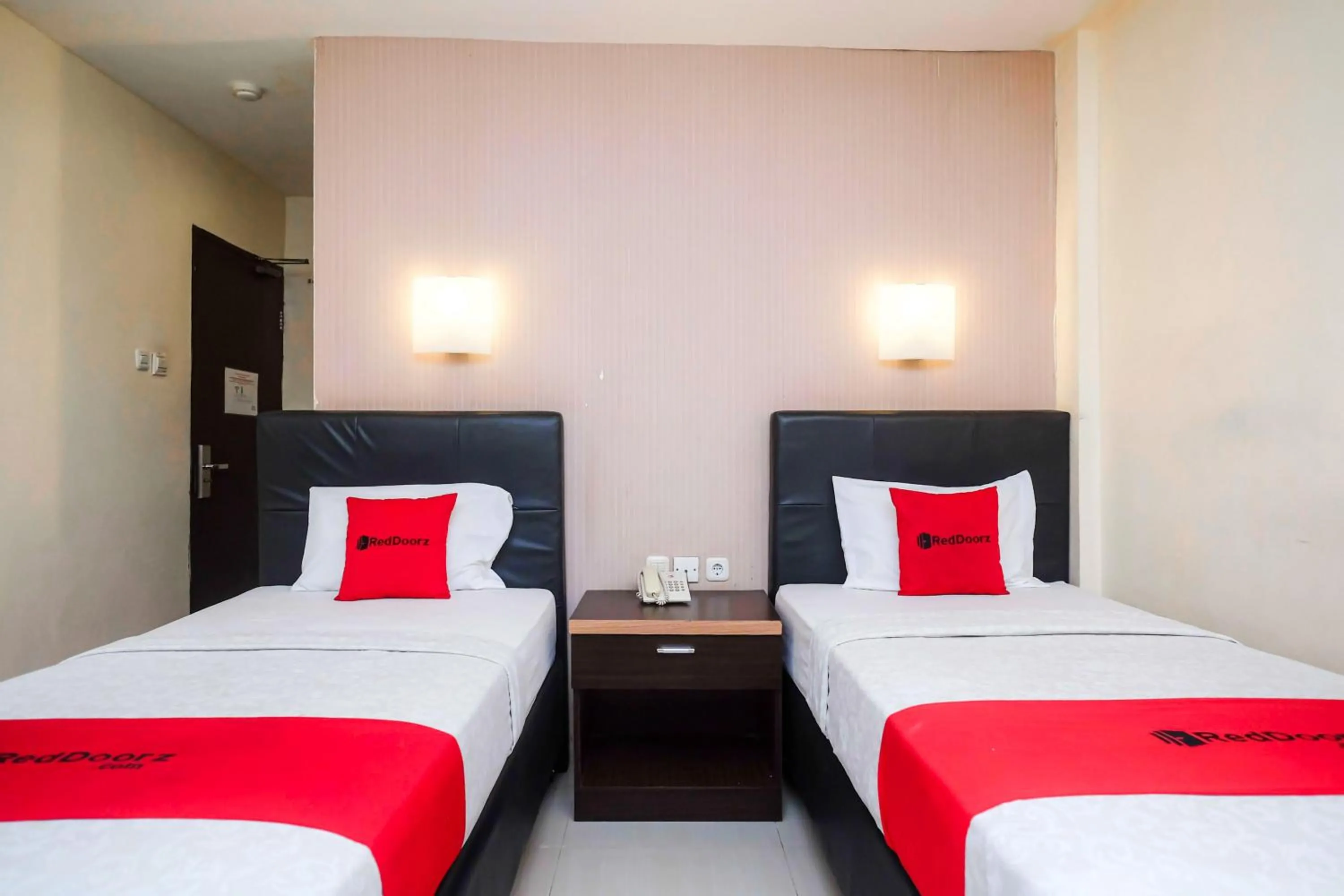 Standard Twin Room in RedDoorz Plus at Grand Populer Hotel Makassar