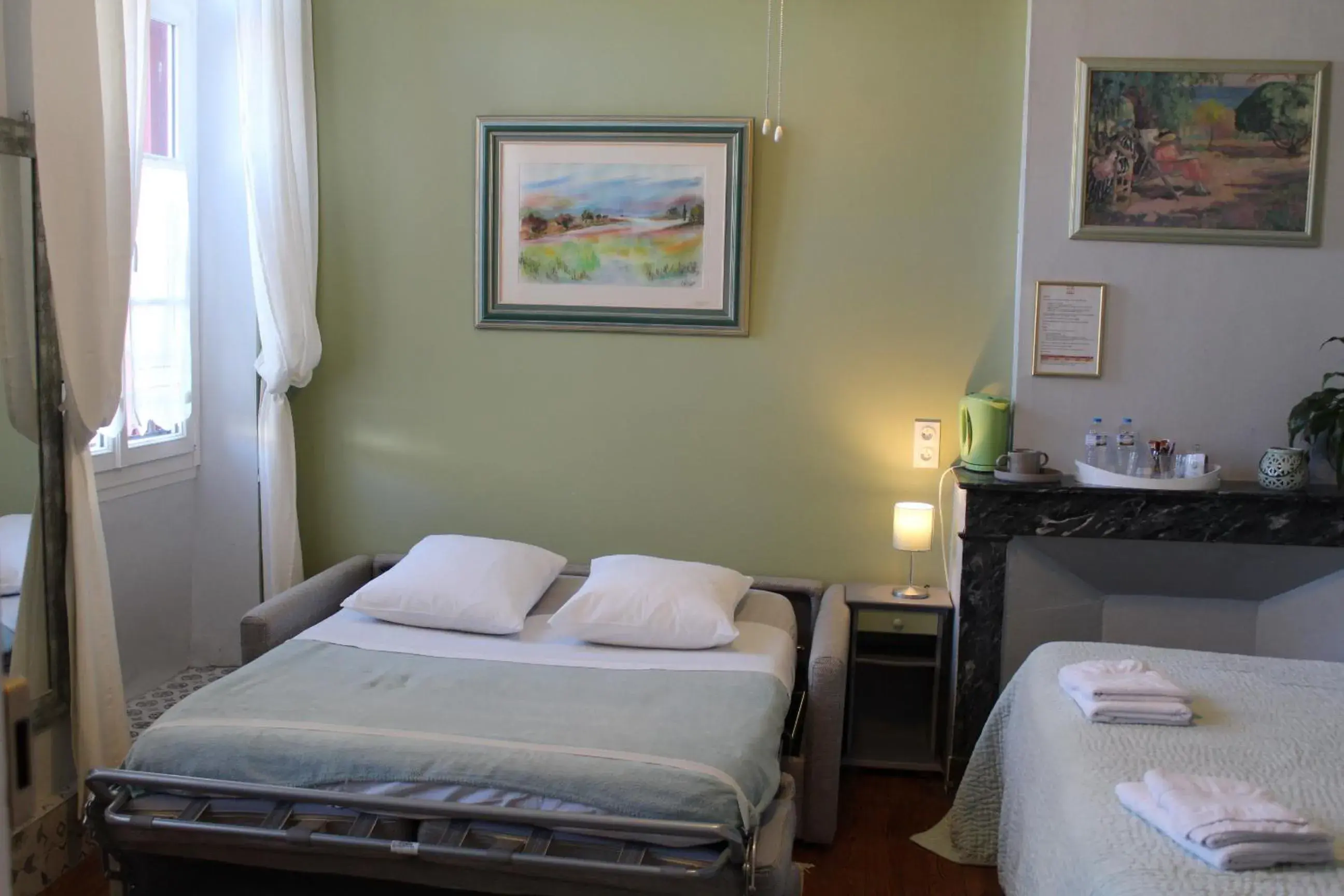 Quadruple Room with Private Bathroom - single occupancy in Maison Prades Chambre d'Hôtes Quadruple Room with Private Bathroom - single occupancy in Maison Prades Chambre d'Hôtes