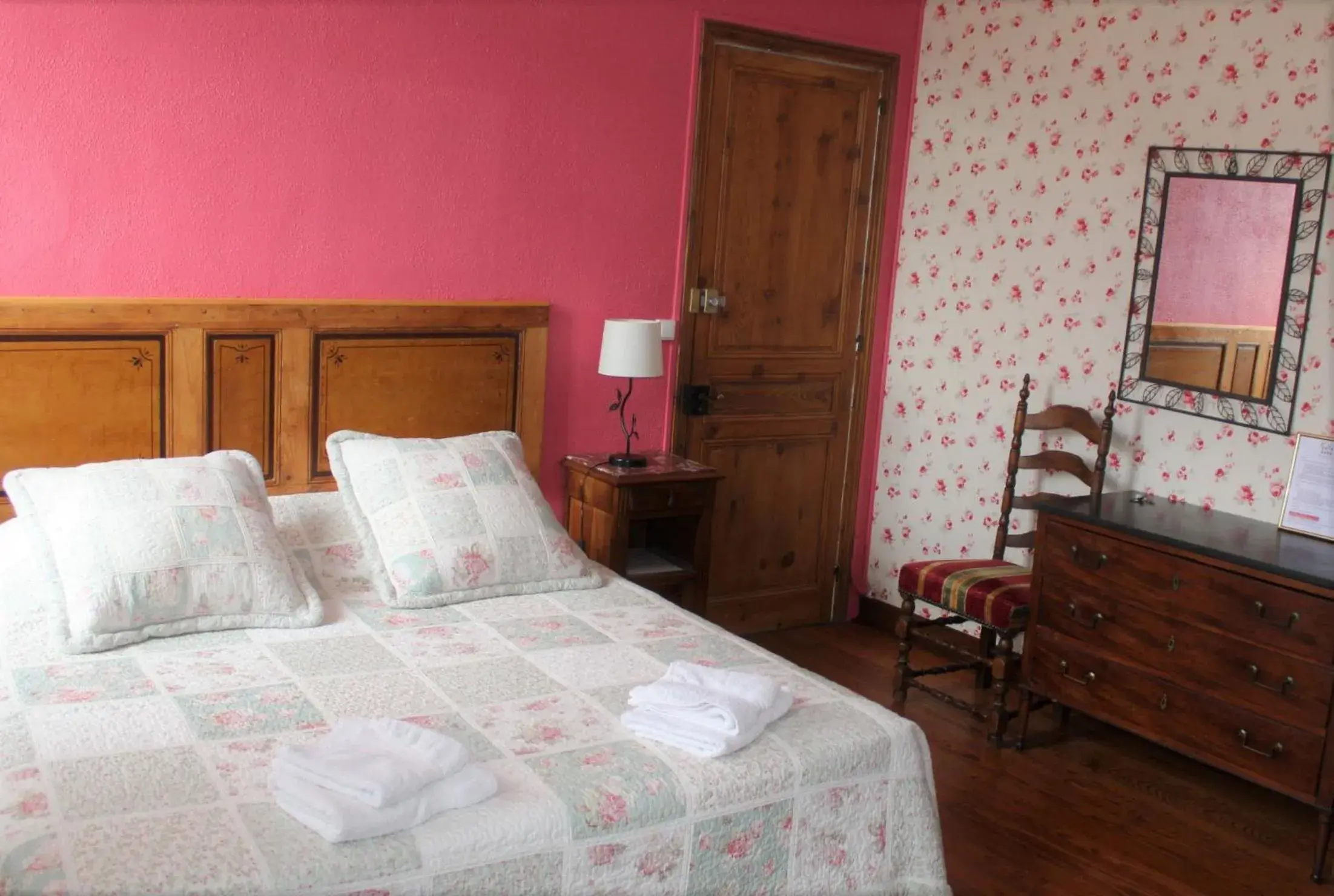 Small Double Room - single occupancy in Maison Prades Chambre d'Hôtes Small Double Room - single occupancy in Maison Prades Chambre d'Hôtes
