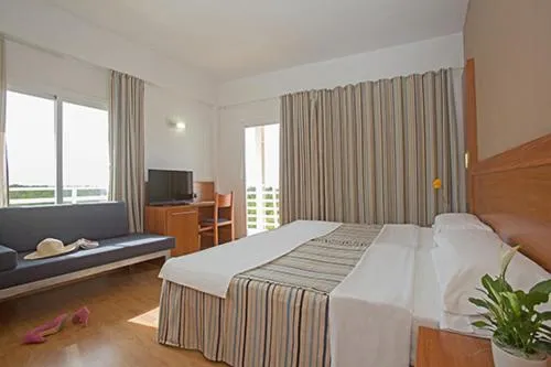 Photo of the whole room, Bed in O7 Alea