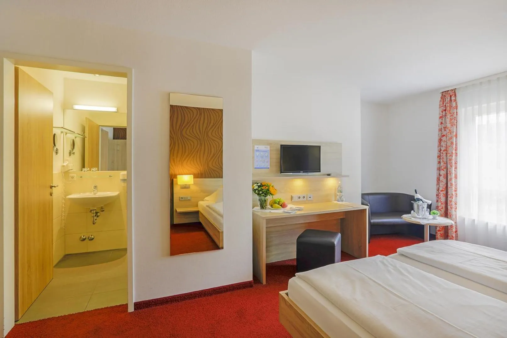 Photo of the whole room, Bed in Lindenhof