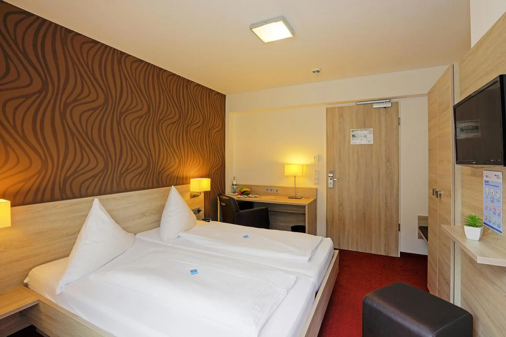 Photo of the whole room, Bed in Lindenhof