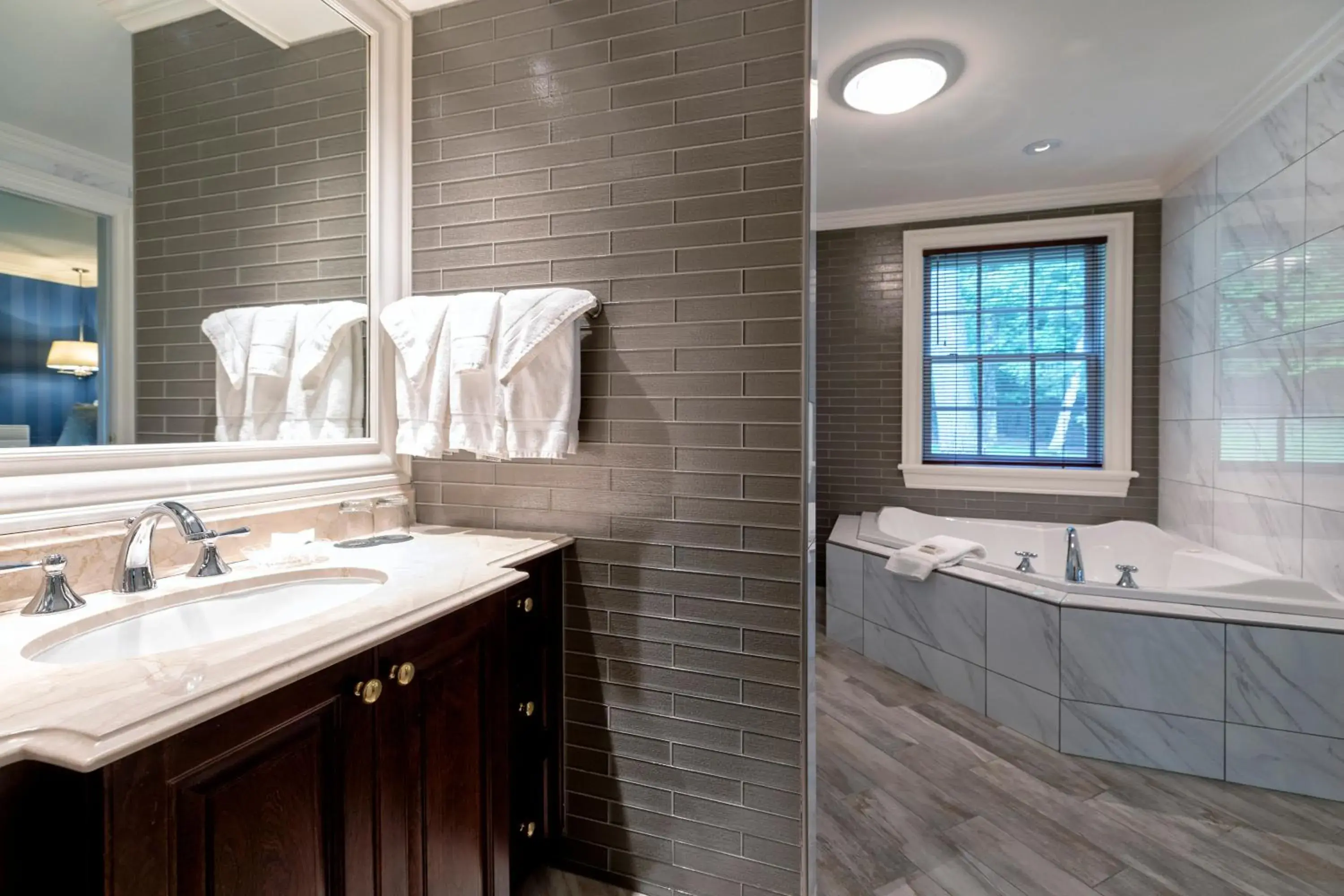 Signature Room with Lake View in Ripplecove Hotel & Spa Signature Room with Lake View in Ripplecove Hotel & Spa