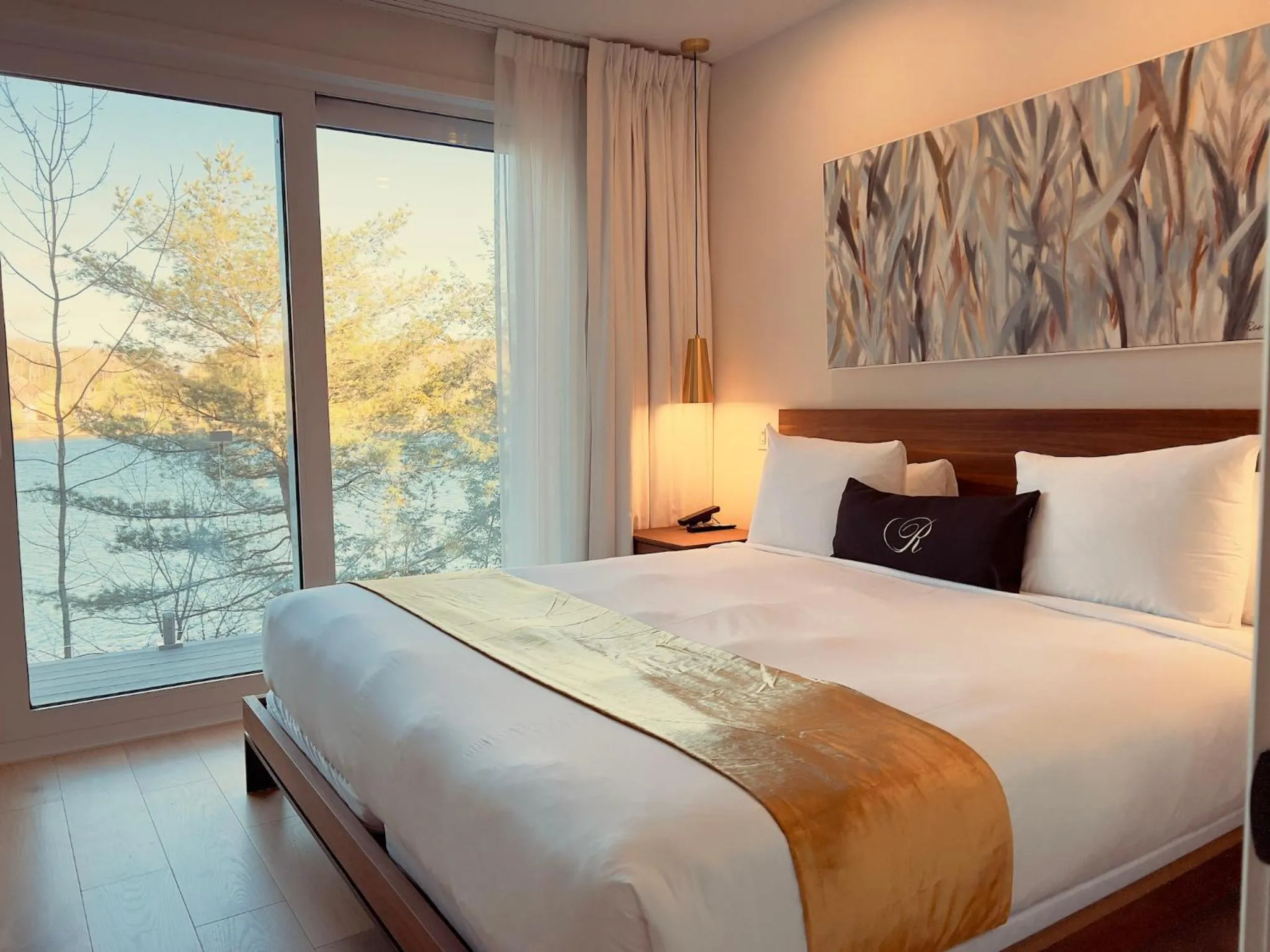 Bed in Ripplecove Hotel & Spa