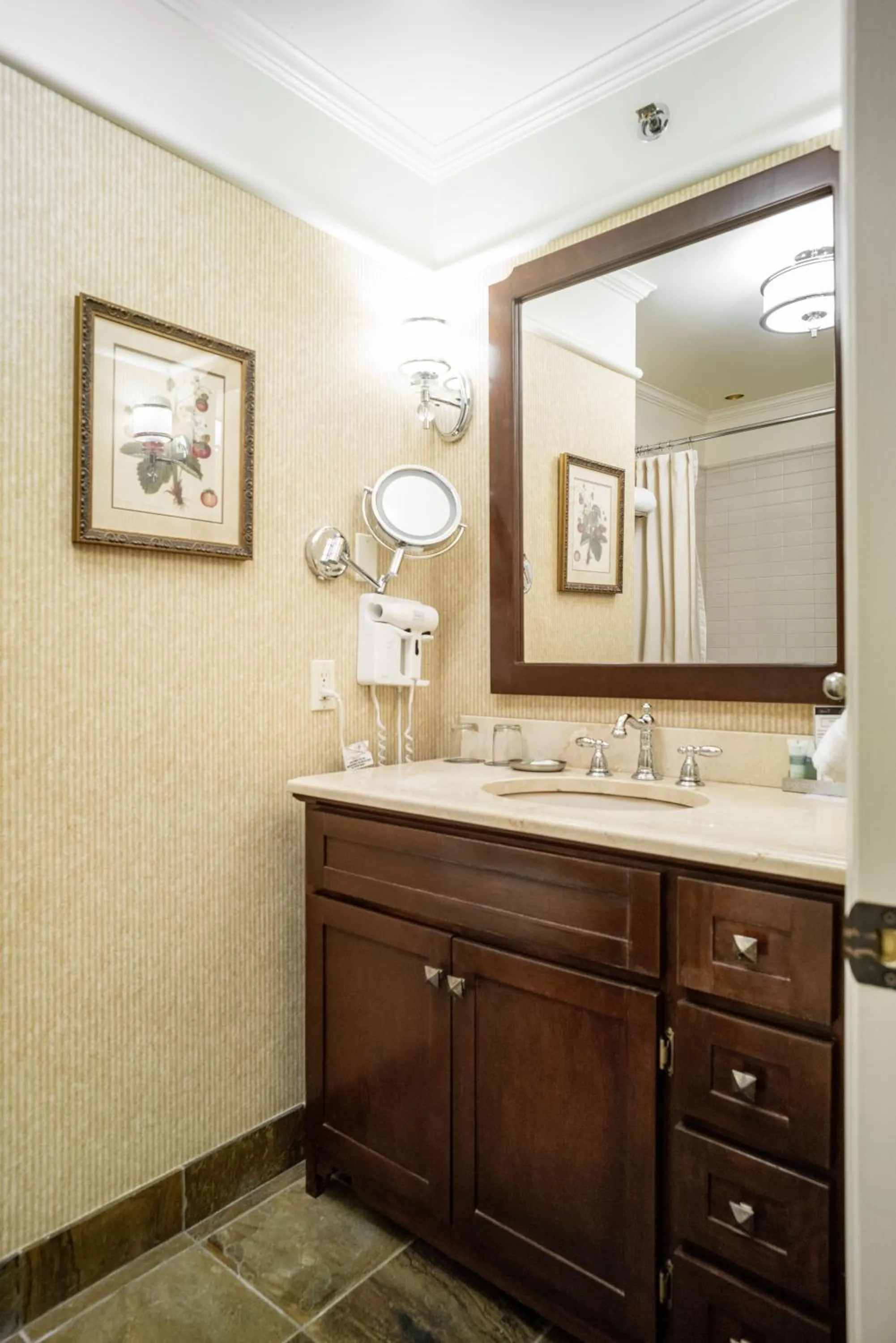 Bathroom in Ripplecove Hotel & Spa