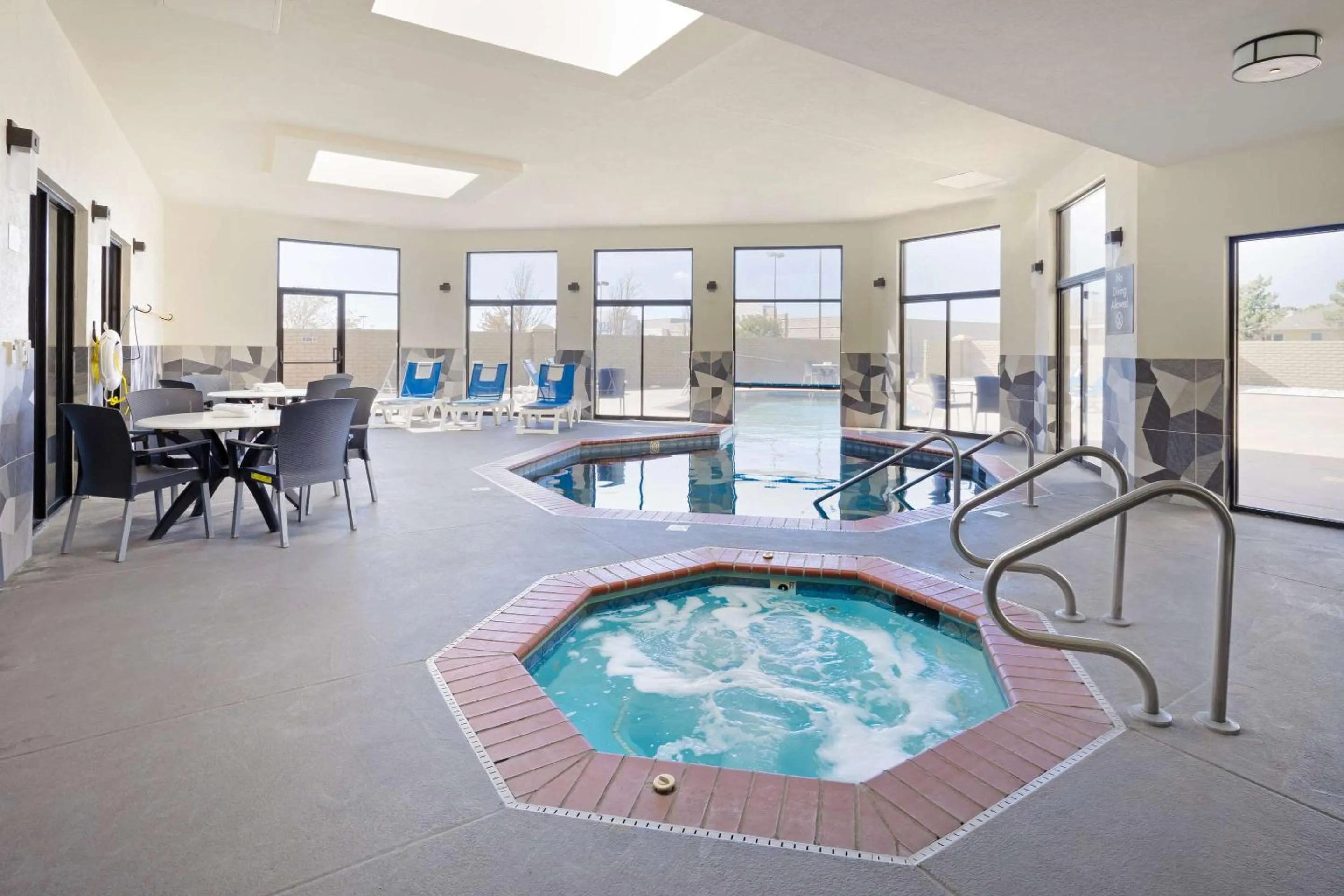 Swimming pool in Comfort Inn & Suites Wichita Northeast