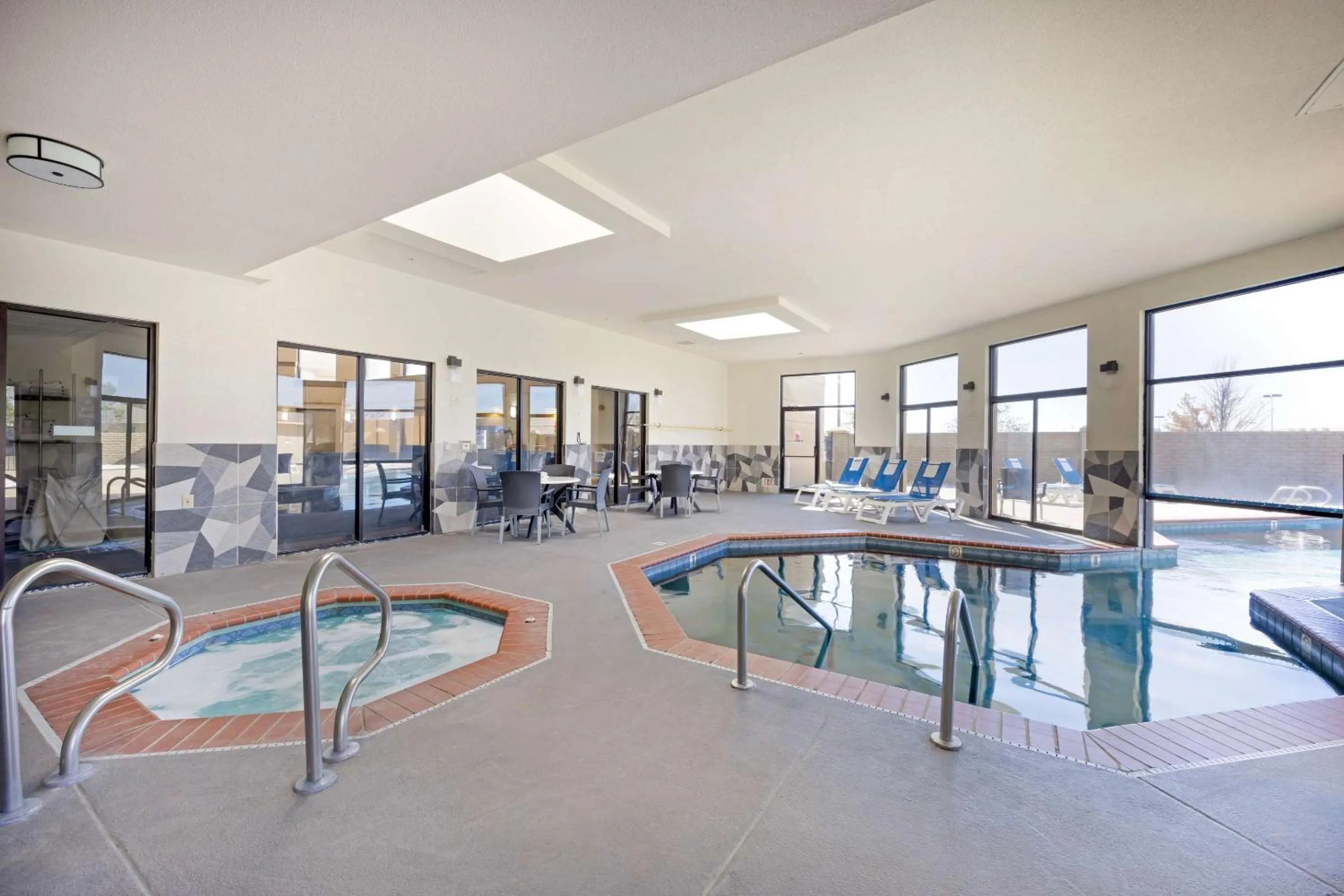 Swimming pool in Comfort Inn & Suites Wichita Northeast
