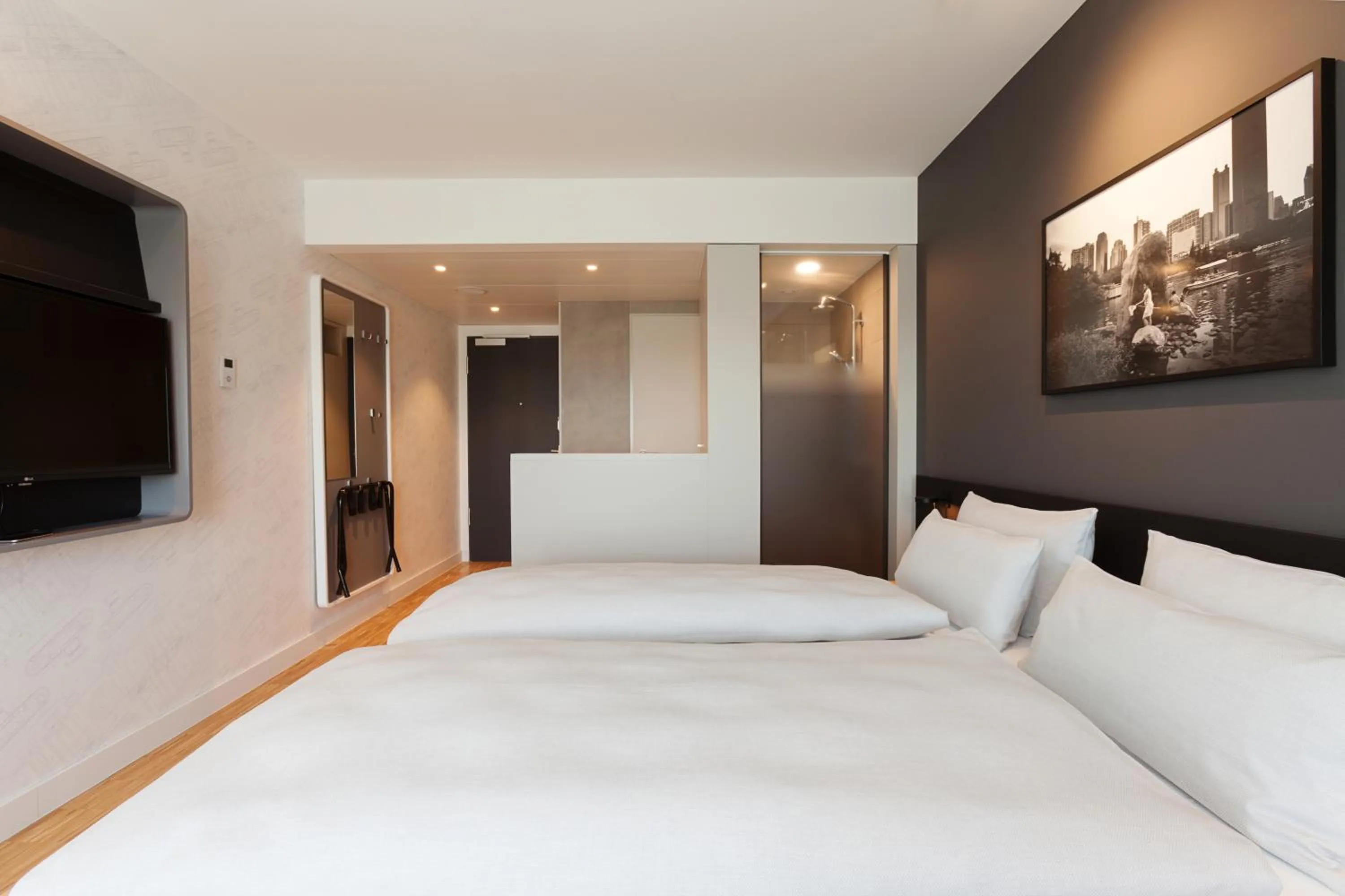 Shower, Bed in Vienna House by Wyndham Ernst Leitz Wetzlar