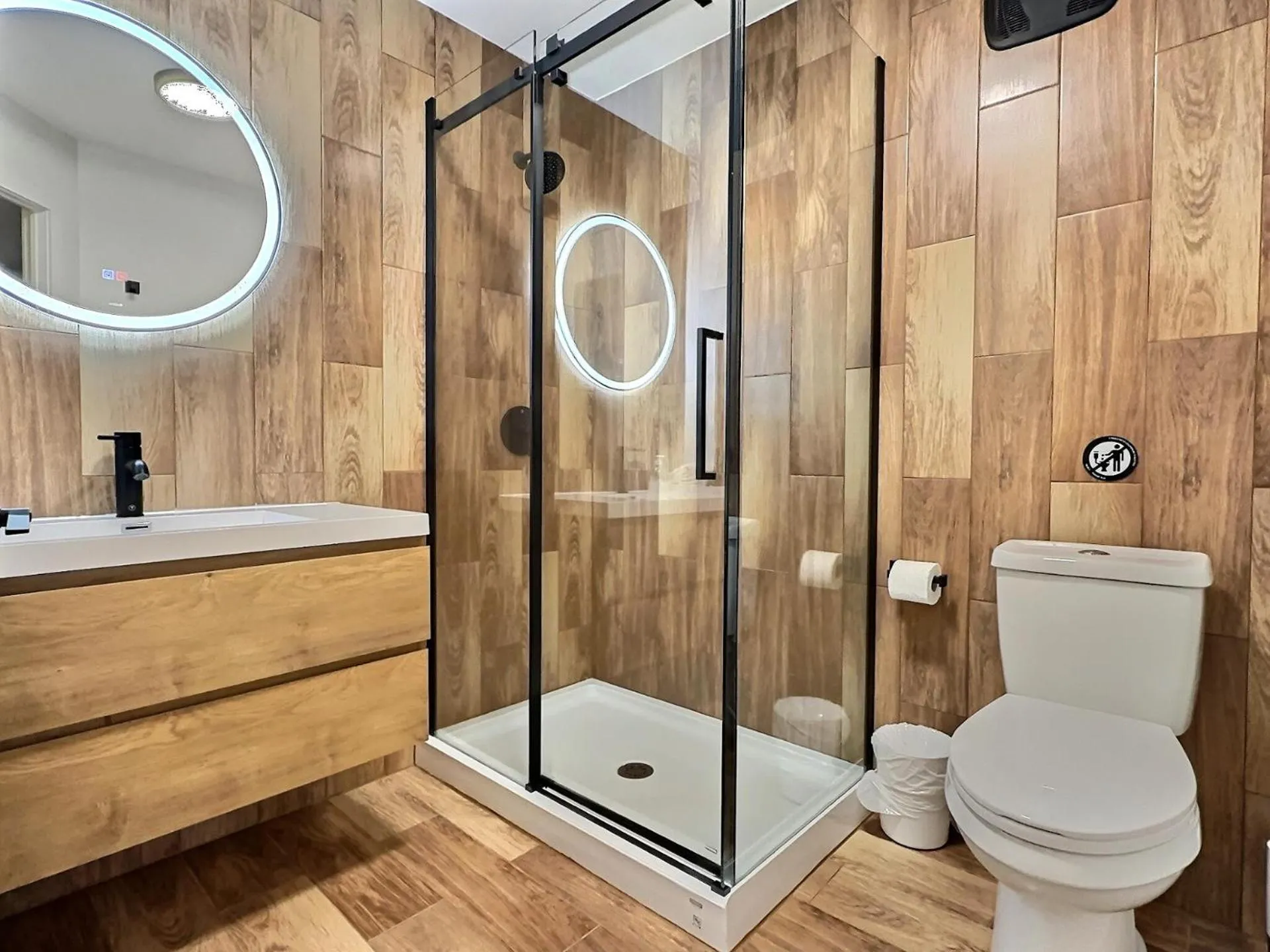 Shower in Hôtel du Lac Lenore