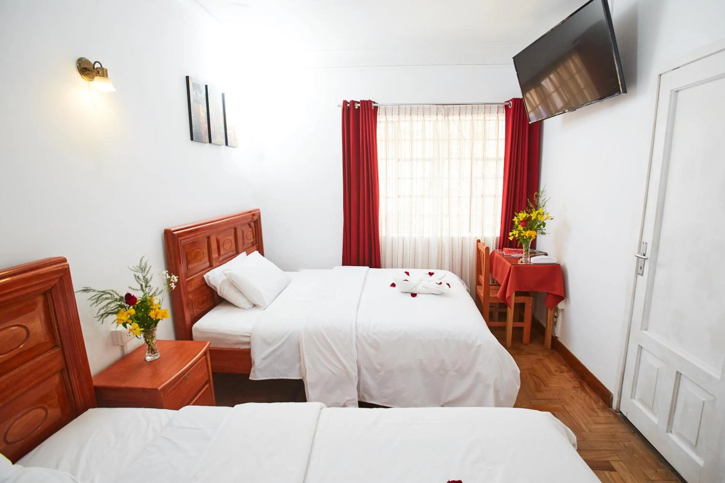 Twin Room in Hostal Danna Inn