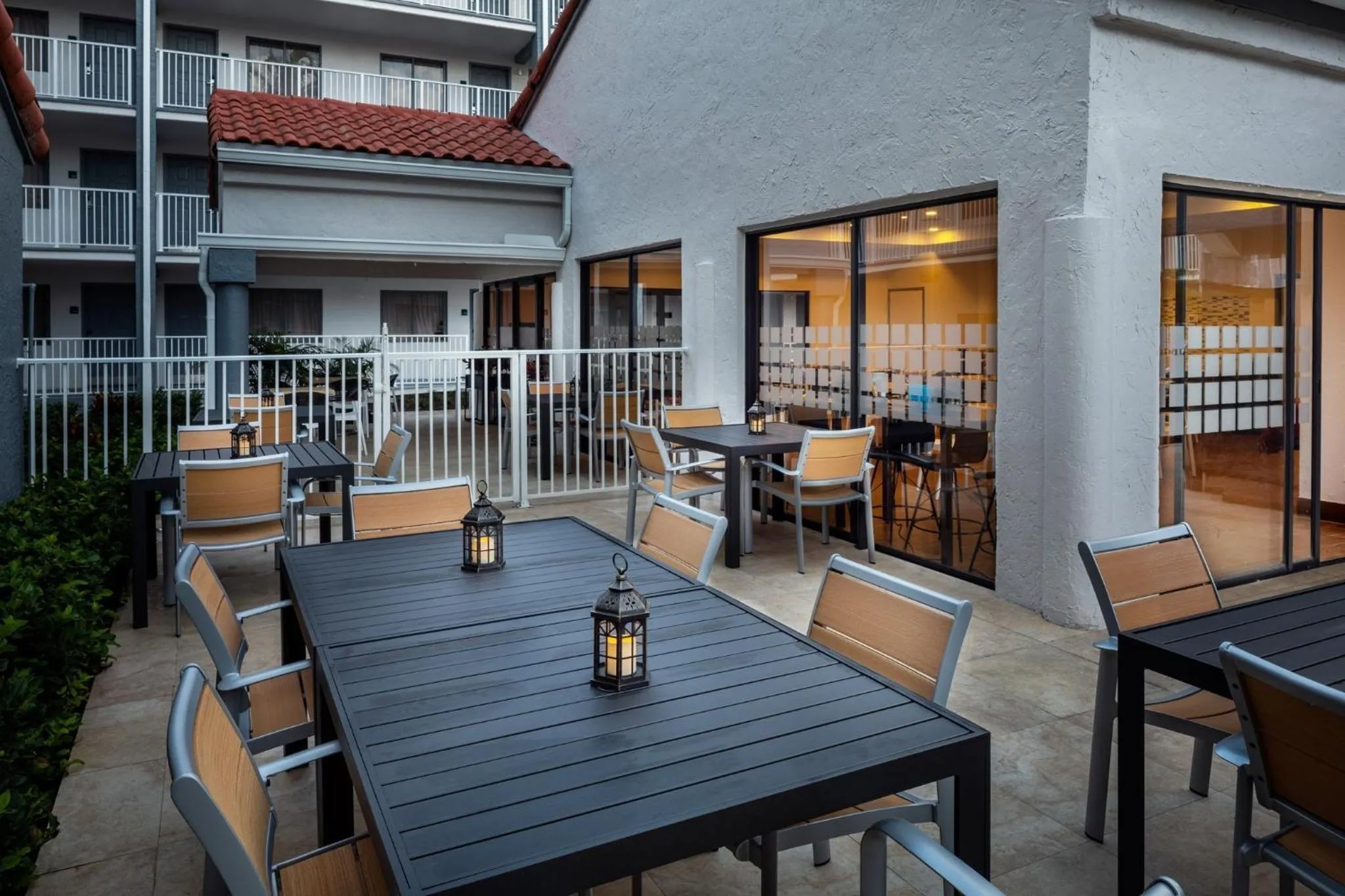 Lounge or bar in Holiday Inn & Suites Boca Raton - North