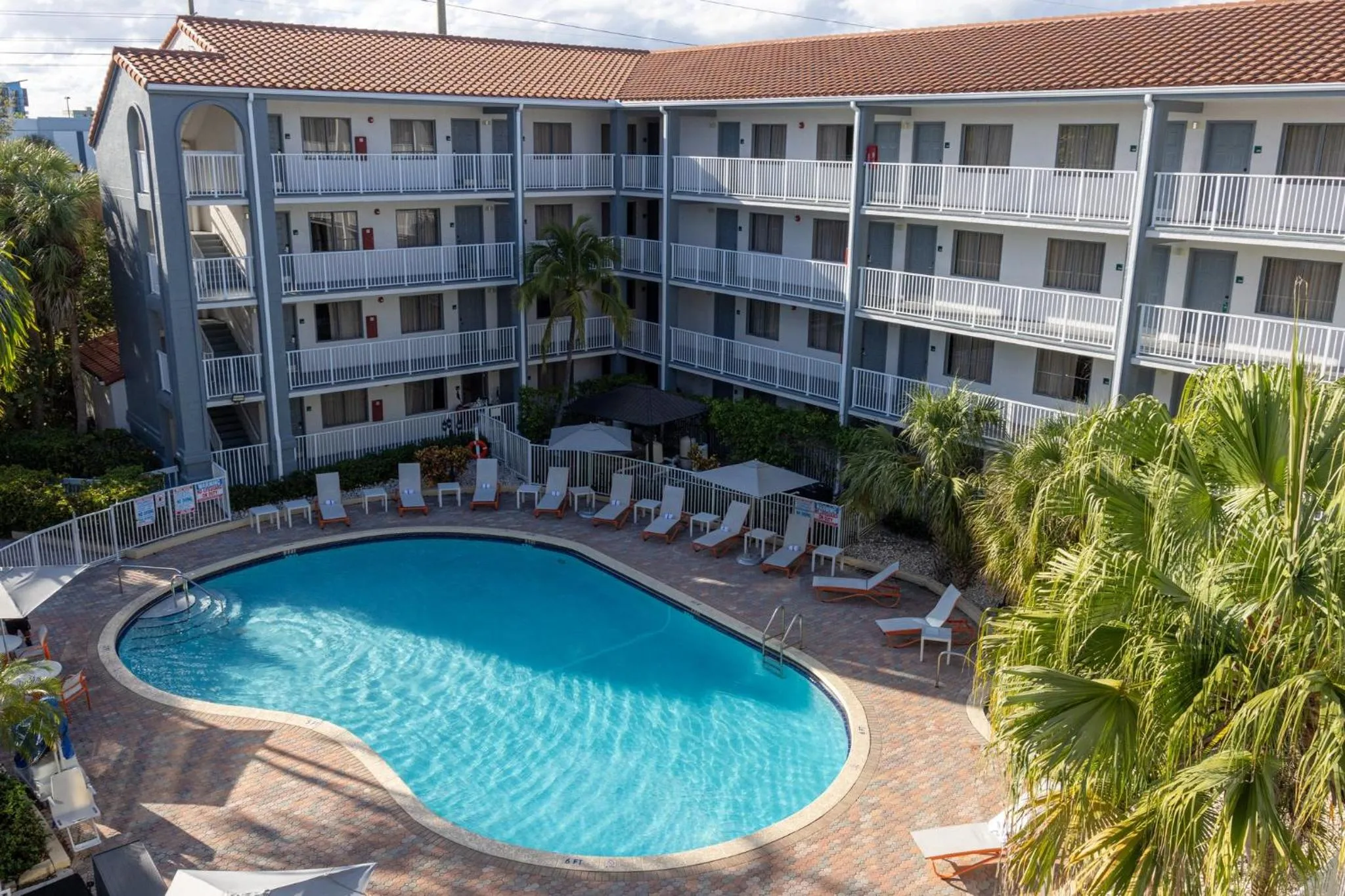 Swimming pool in Holiday Inn & Suites Boca Raton - North