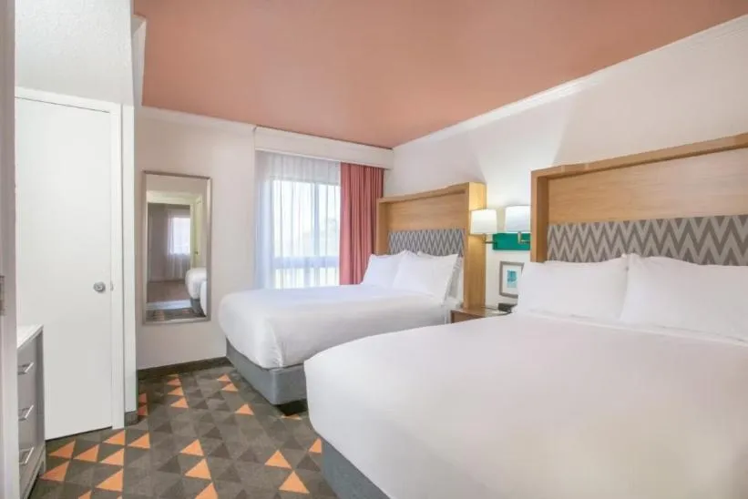 Bed in Holiday Inn & Suites Boca Raton - North