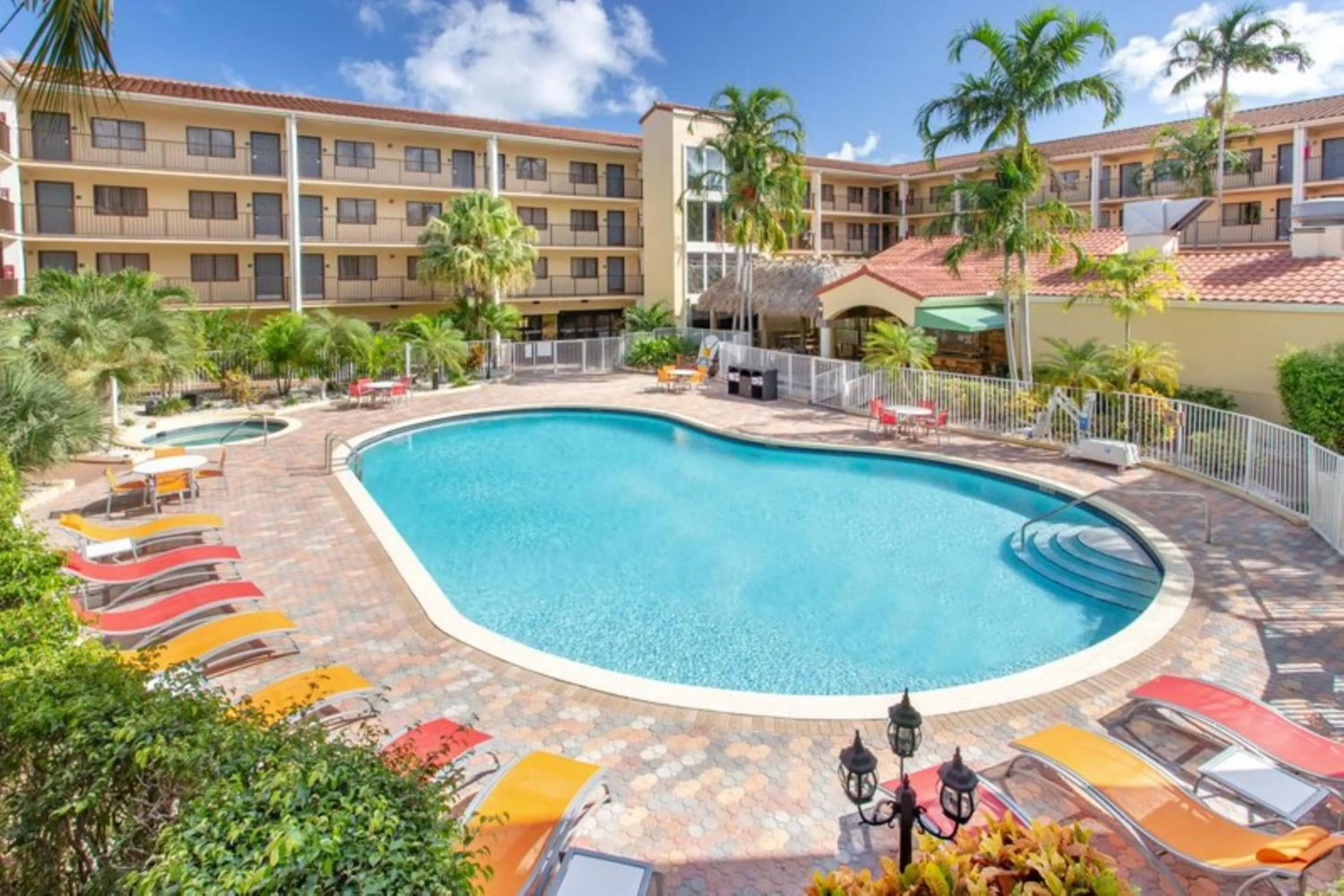 Swimming pool in Holiday Inn & Suites Boca Raton - North