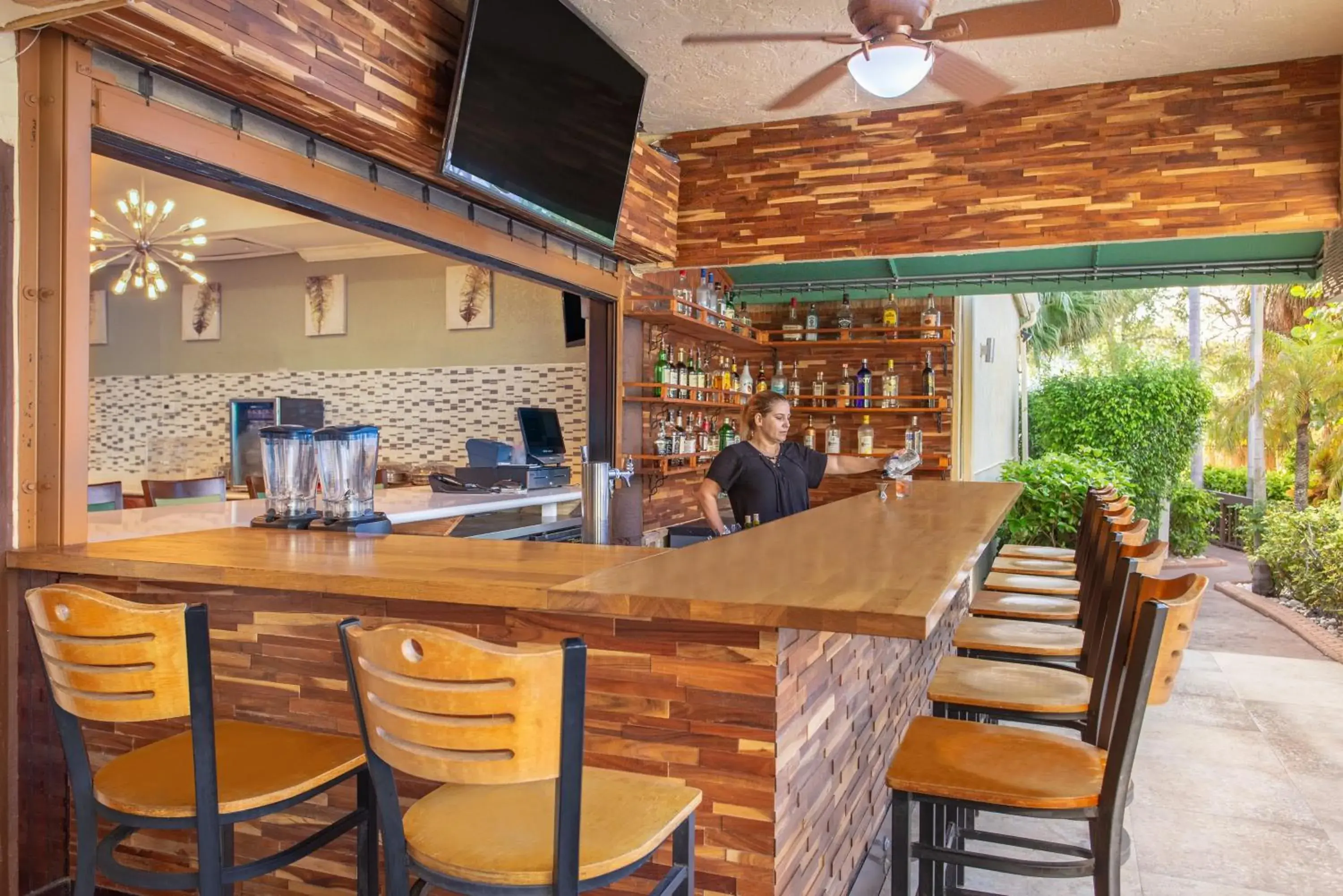 Lounge or bar in Holiday Inn & Suites Boca Raton - North Lounge or bar in Holiday Inn & Suites Boca Raton - North