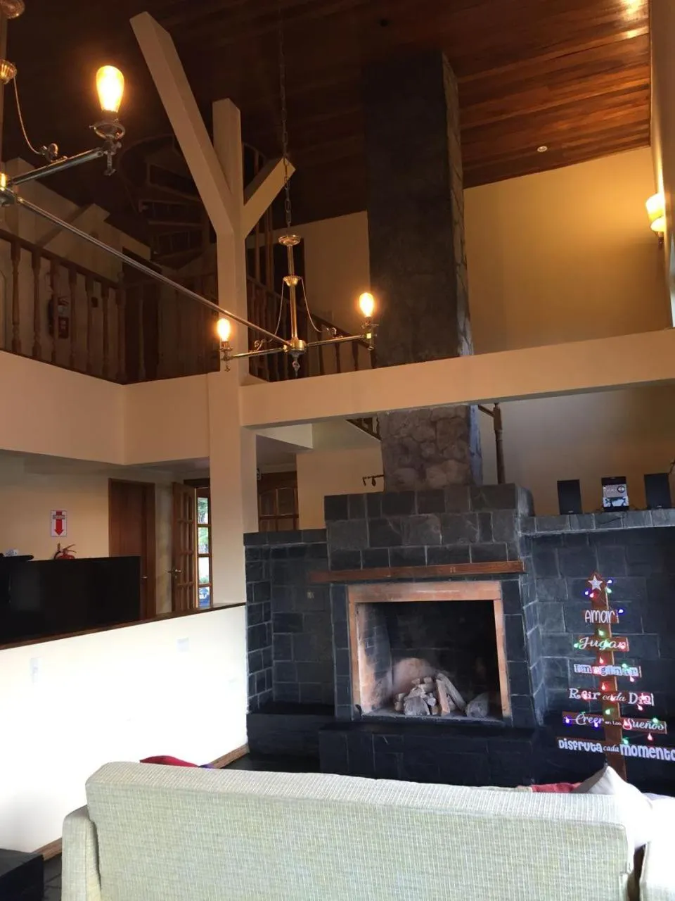 Communal lounge/ TV room in Hosteria Kupanaka